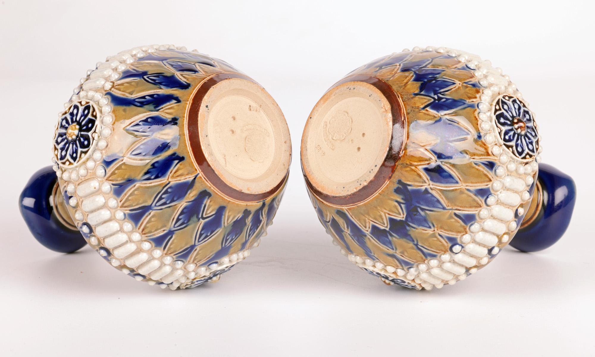 Paire de pichets à fleurs perlés Art Nouveau Doulton Lambeth par Eliza Bowen  en vente 3