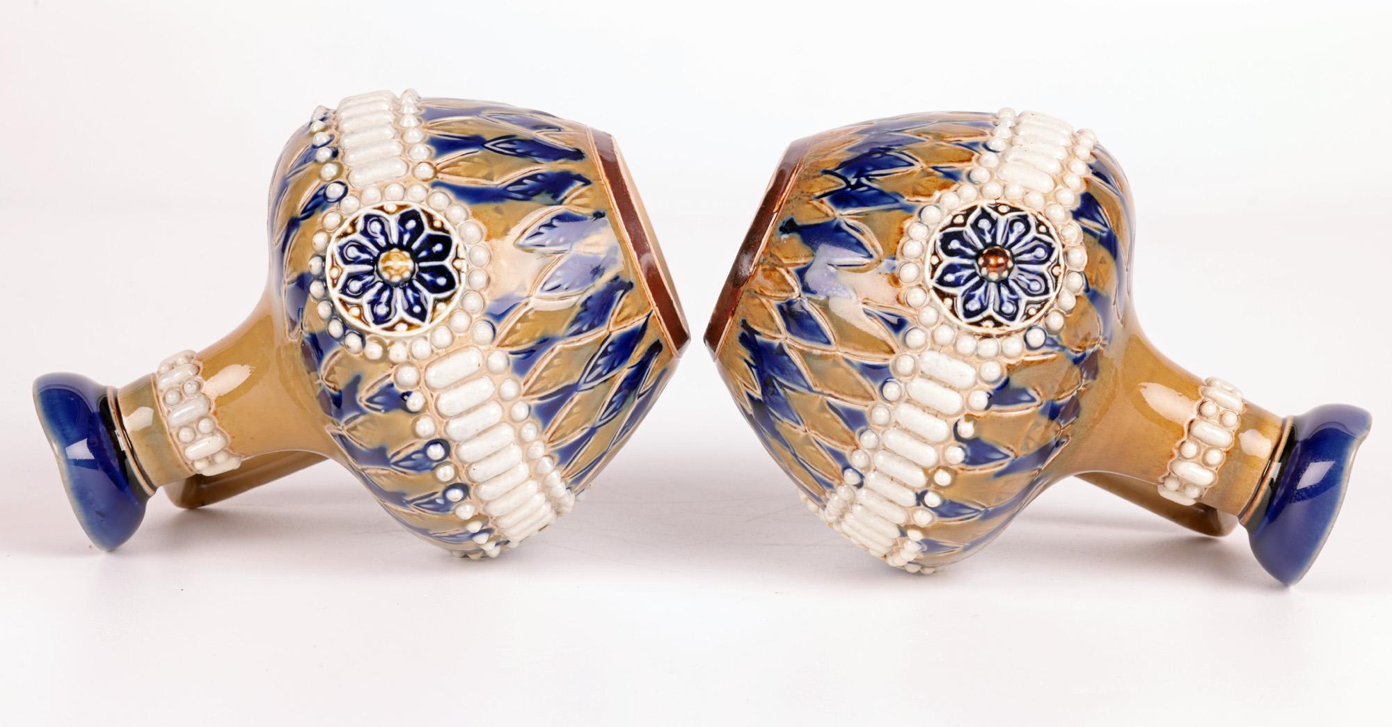 Paire de pichets à fleurs perlés Art Nouveau Doulton Lambeth par Eliza Bowen  en vente 1