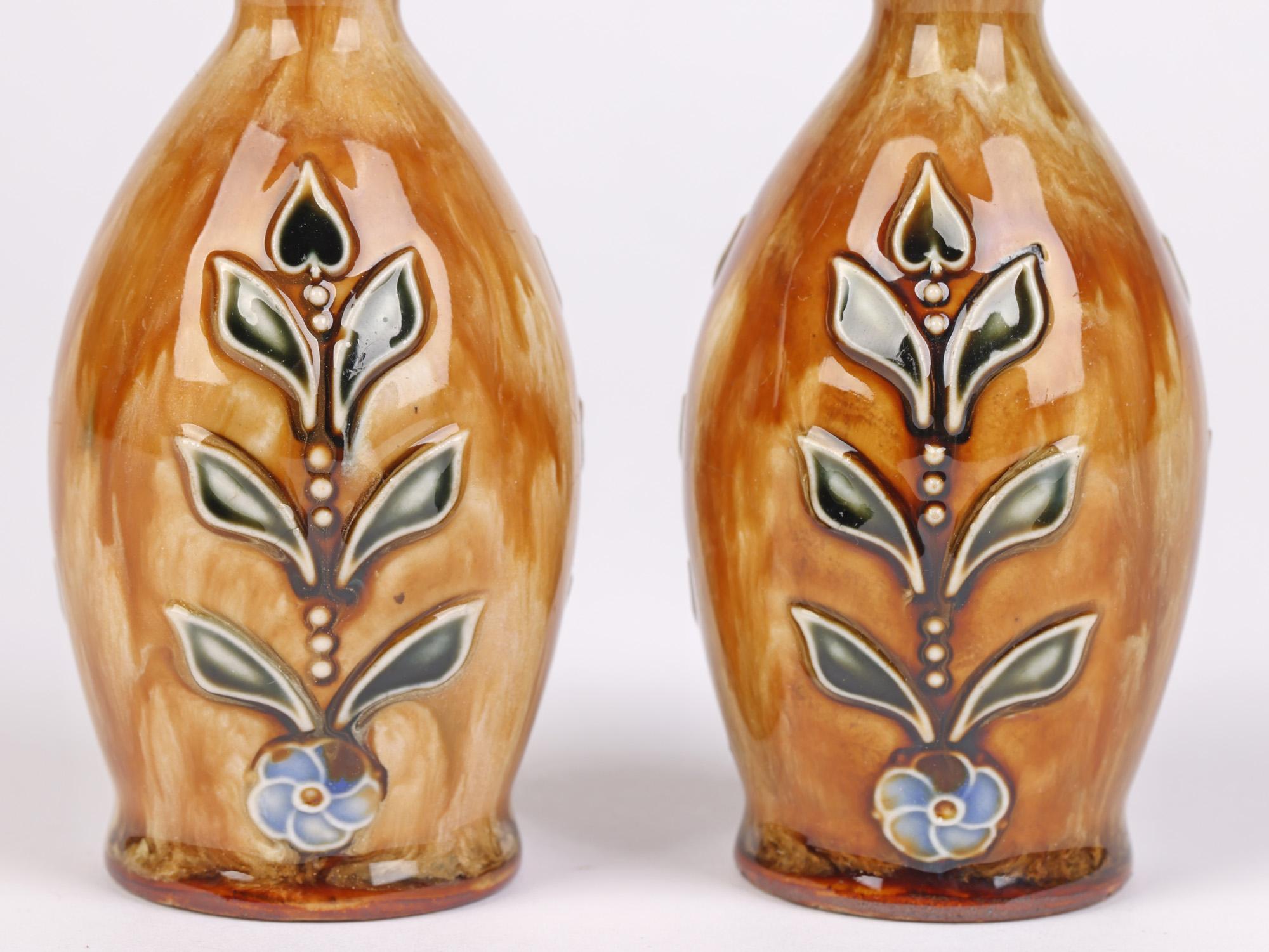 Seltenes Paar silberne Rose-Wasserflasks aus Lammfell von Doulton (Art nouveau) im Angebot