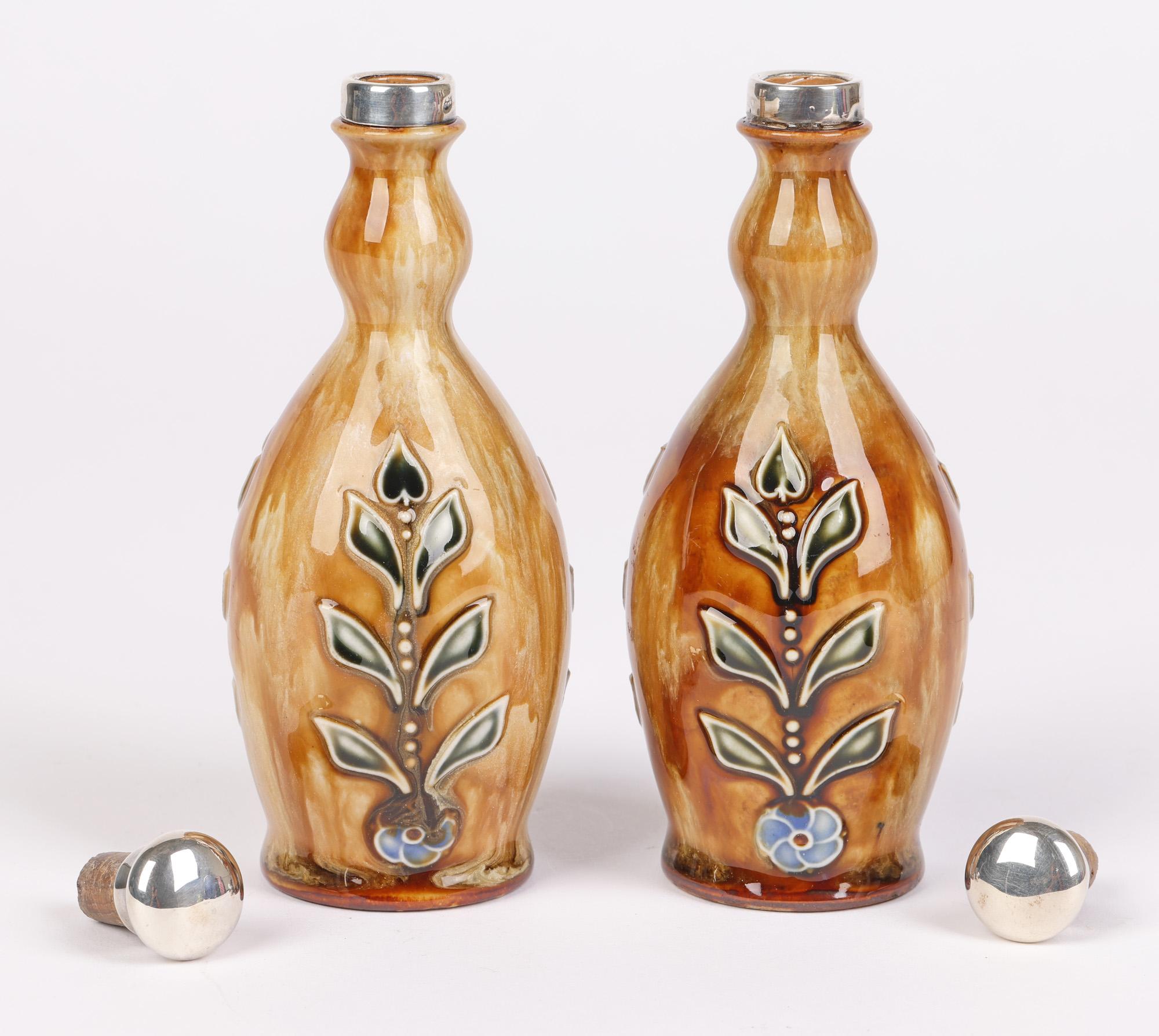 Inizio XX secolo Doulton Lambeth Rara coppia di fiaschette per l'acqua di rose con montatura in argento in vendita