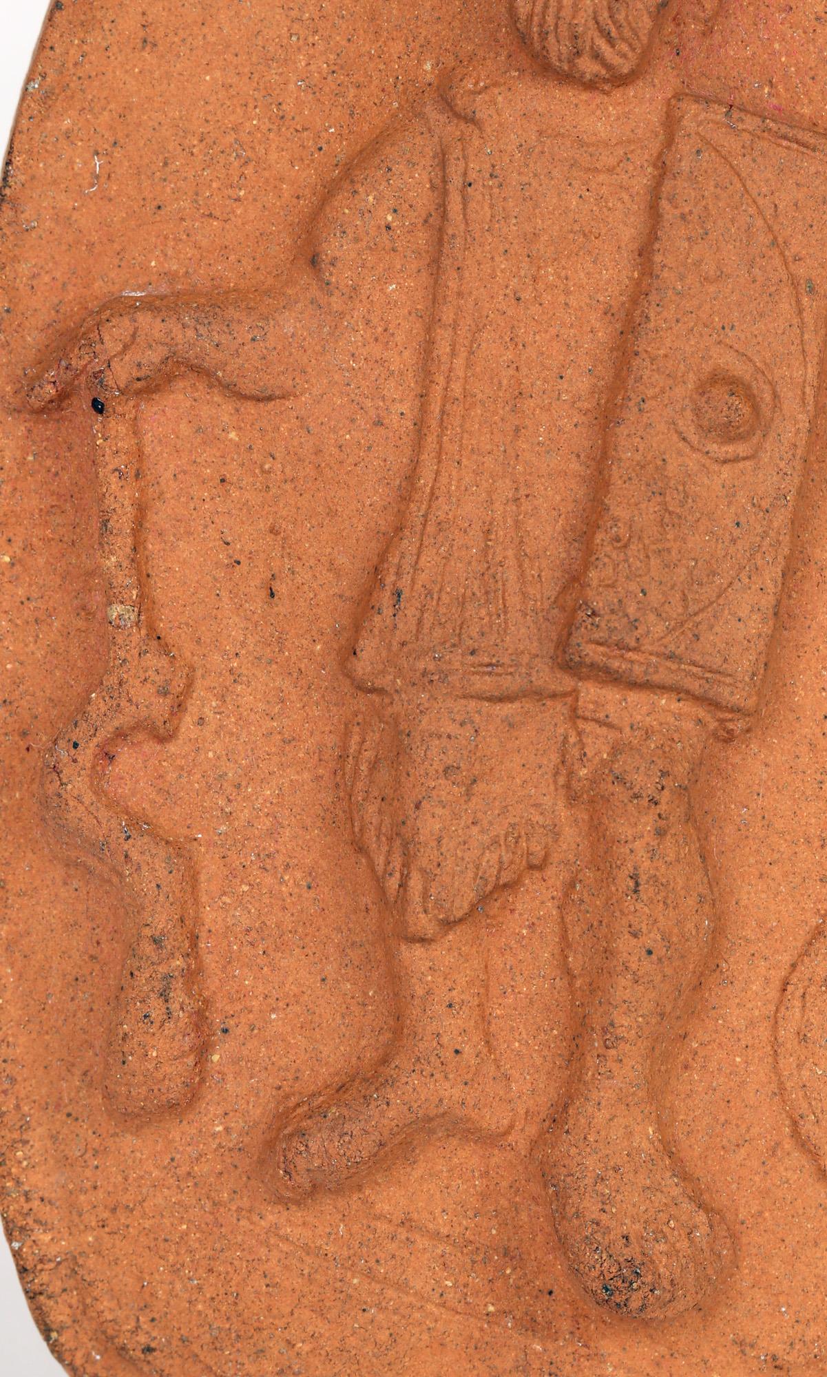 Doulton Lambeth, römische Terrakotta-Plakette mit Artefakt aus Lammfell von Joseph Mott im Angebot 4