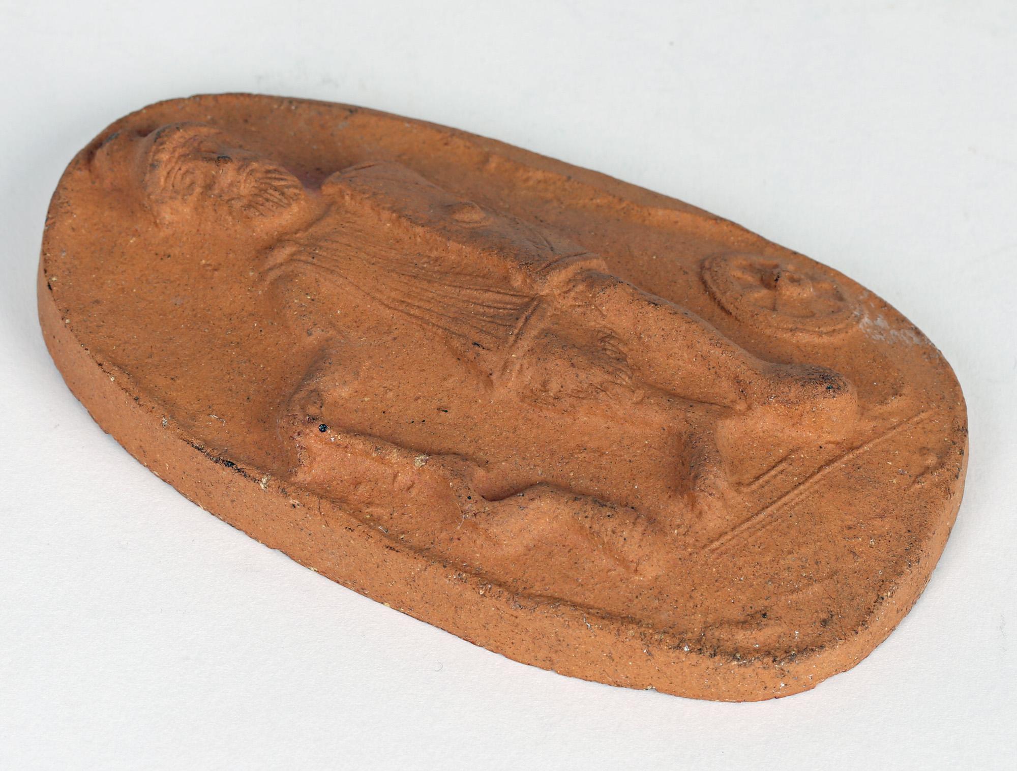 Rare et inhabituelle plaque en terre cuite de Doulton Joseph produite par et pour l'artiste Joseph Mott et datant d'environ 1920. La plaque de forme ovale a été produite à partir d'un moulage d'un artefact romain trouvé sur le mur d'Hadrians.