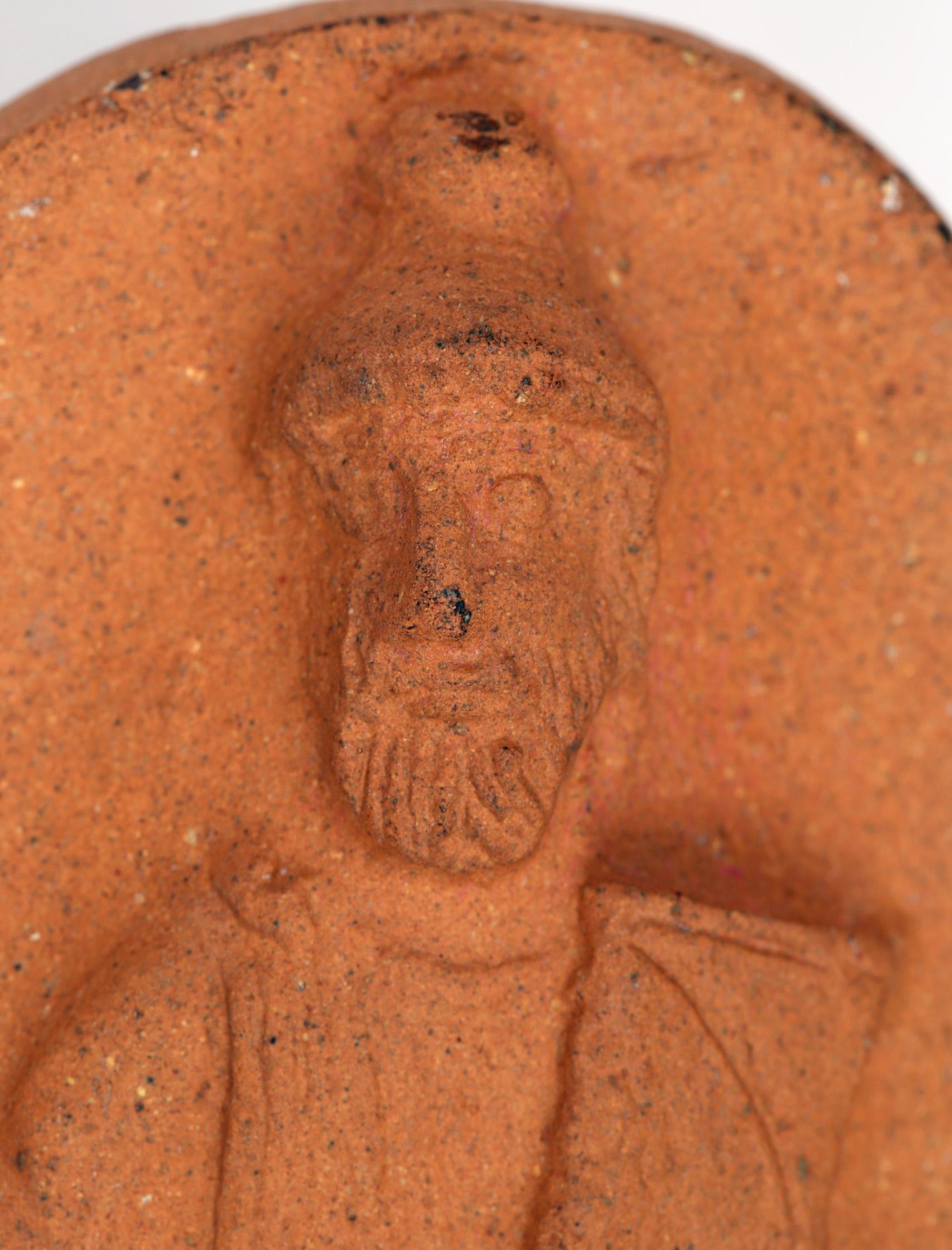 Doulton Lambeth, römische Terrakotta-Plakette mit Artefakt aus Lammfell von Joseph Mott (Englisch) im Angebot
