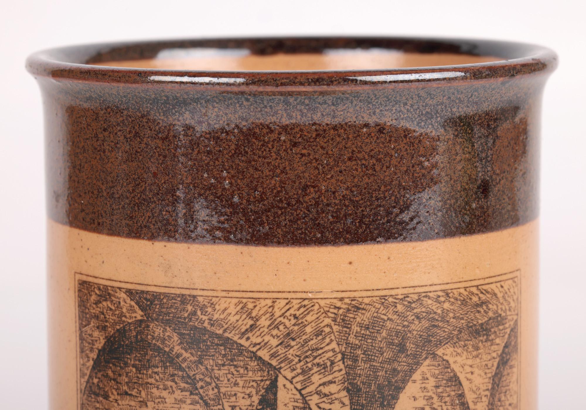 Un vase en forme de manchon très inhabituel de Doulton Lambeth glacé au sel, imprimé d'une scène intitulée CRYPT, datant du début du 20e siècle. Le vase en grès repose sur une large base étagée et est de forme cylindrique haute avec un bord