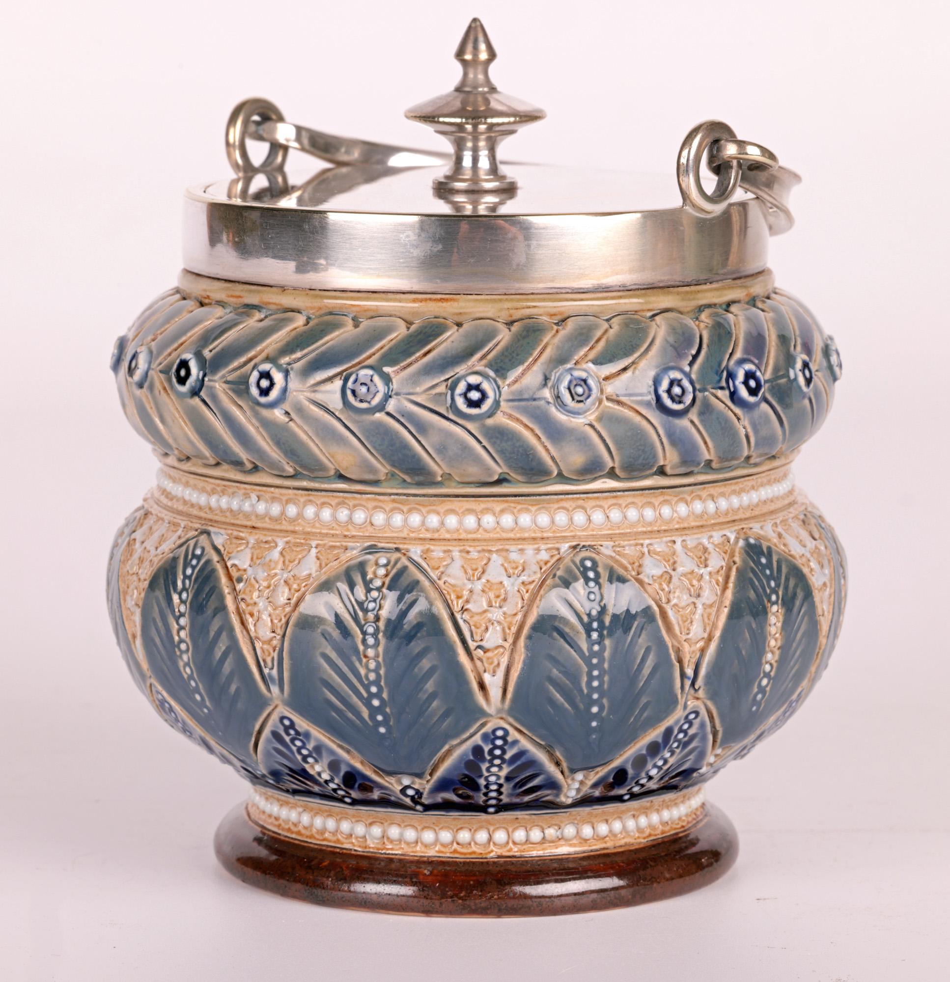 Sucrier Doulton Lambeth monté en métal argenté par Clara Barker 1878 en vente 7