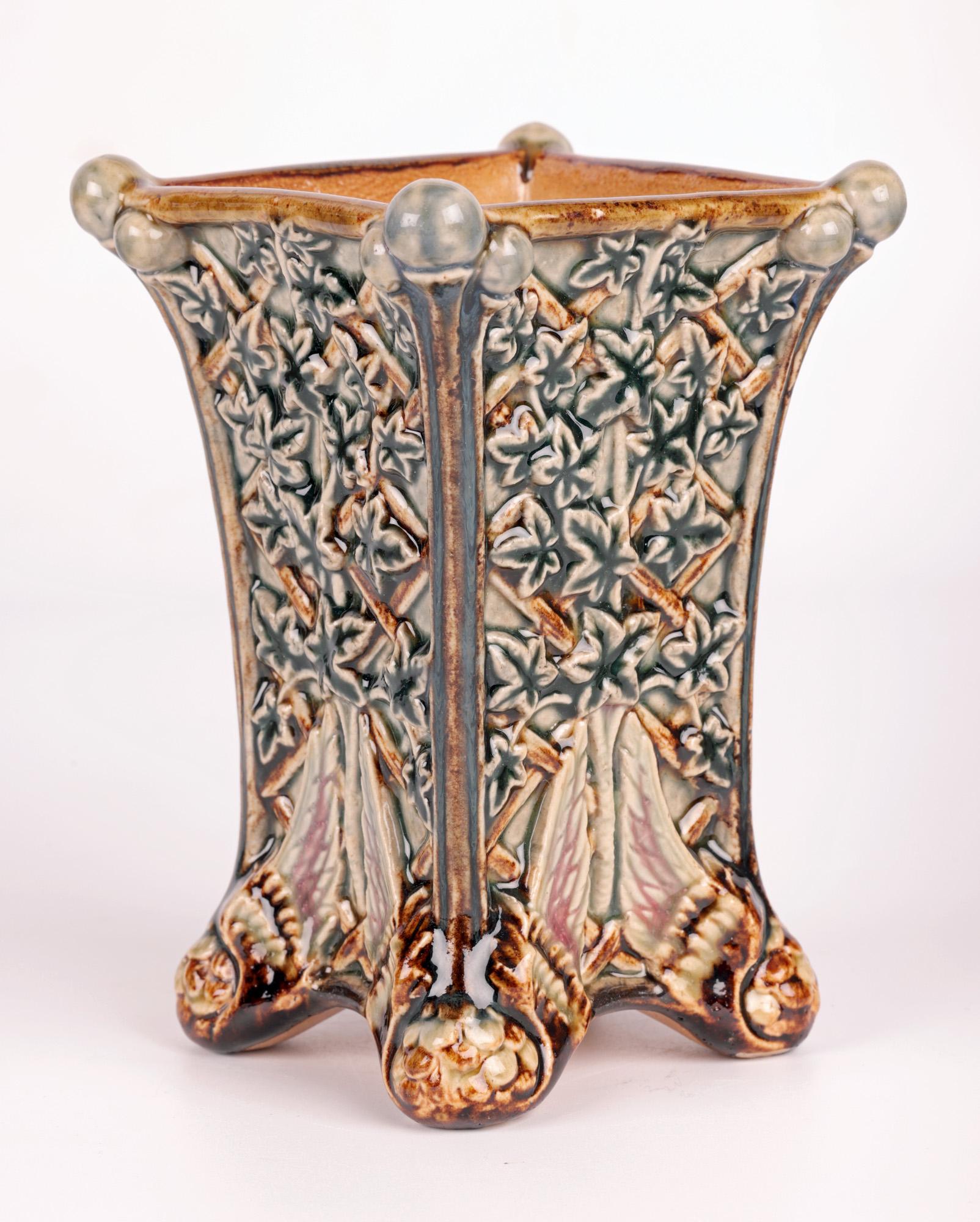 Insolite vase à pied ailé Doulton Lambeth de Jane S Hurst, 1880  en vente 2