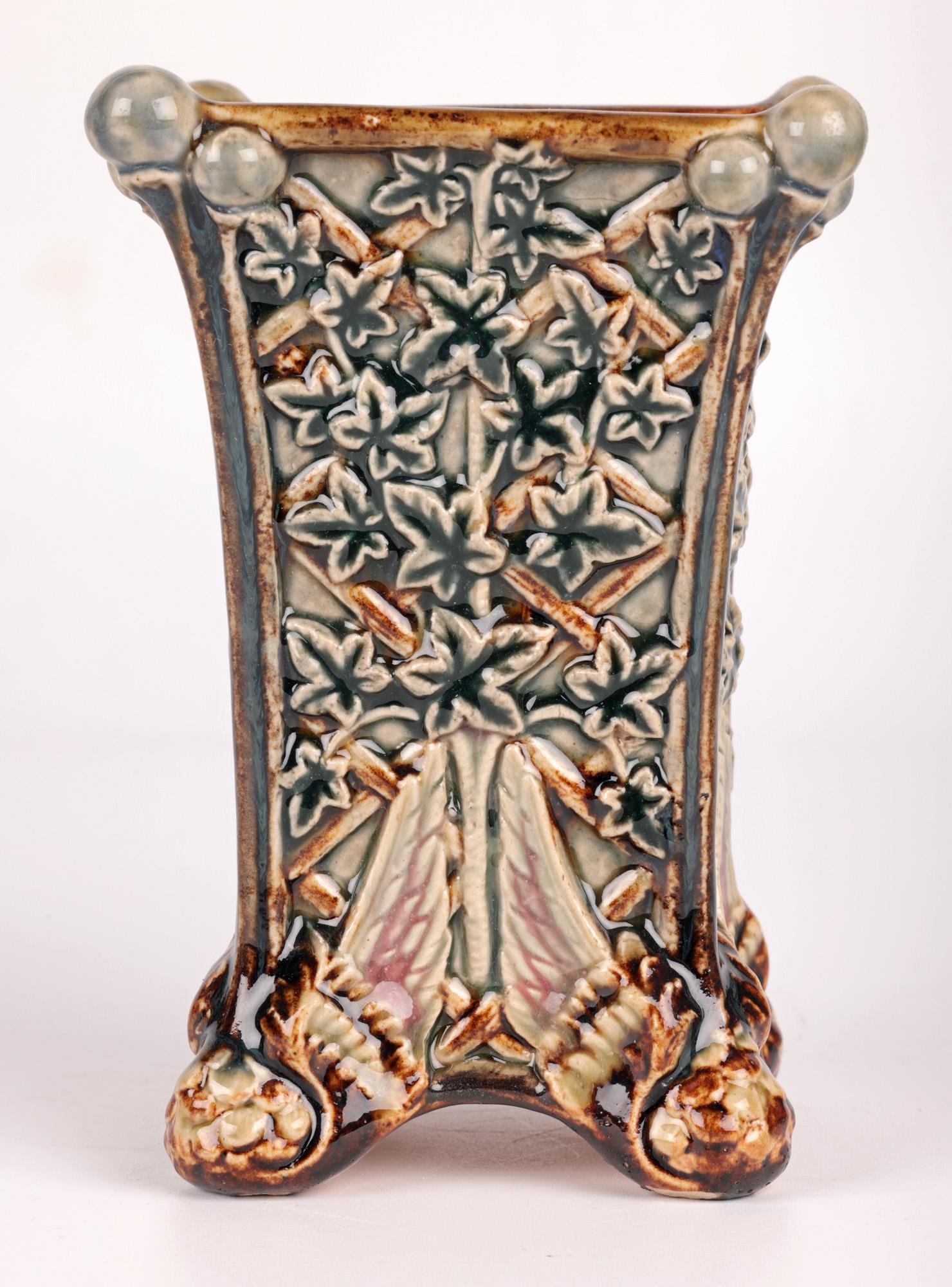 Insolite vase à pied ailé Doulton Lambeth de Jane S Hurst, 1880  en vente 6