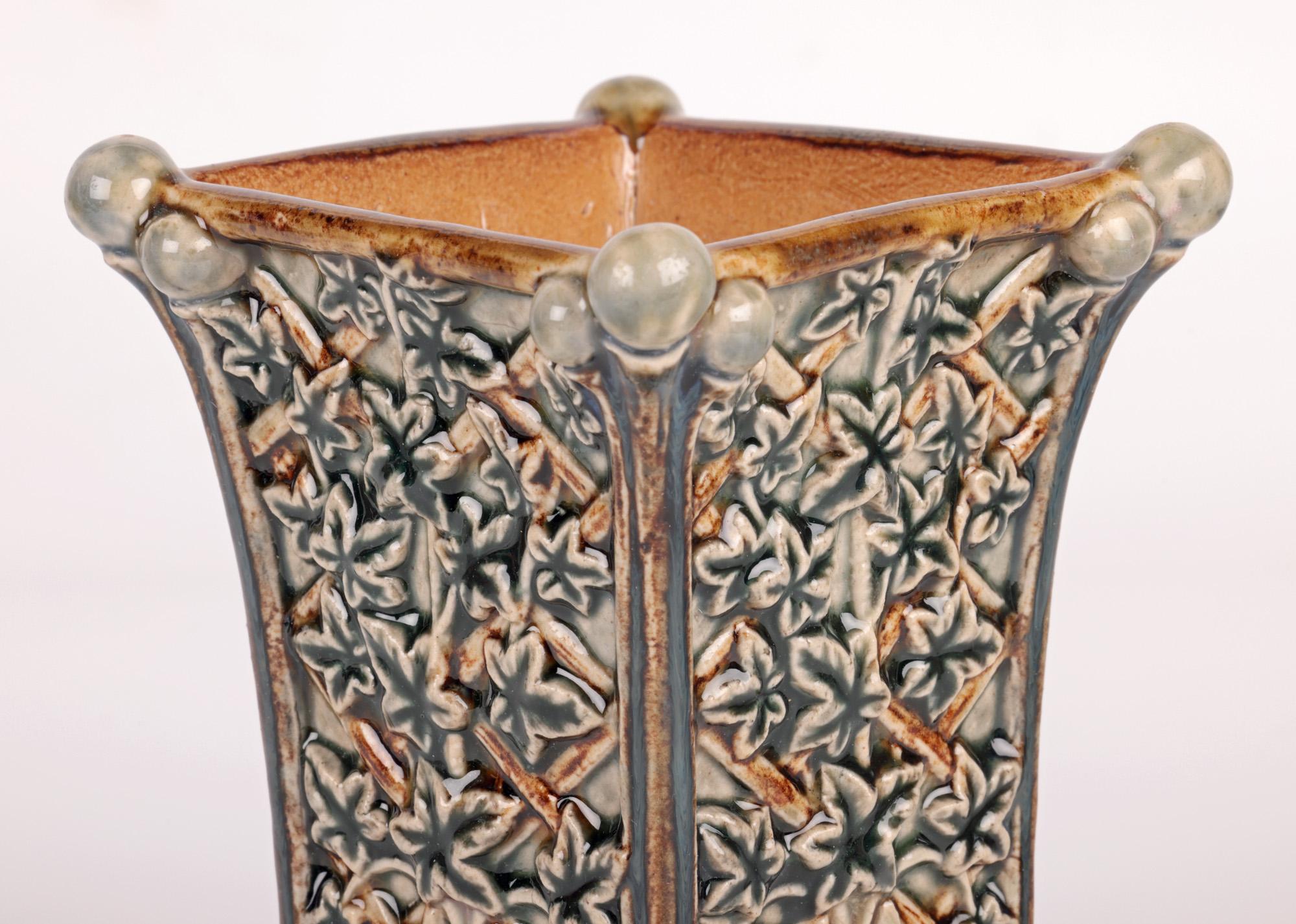 Mouvement esthétique Insolite vase à pied ailé Doulton Lambeth de Jane S Hurst, 1880  en vente