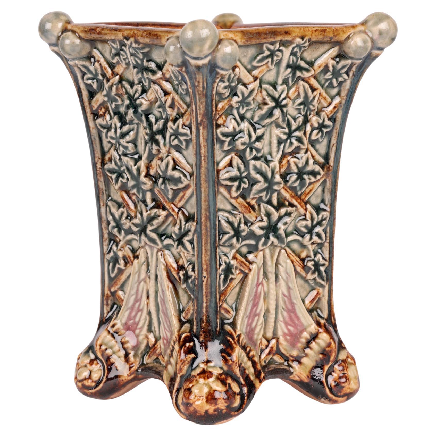 Insolite vase à pied ailé Doulton Lambeth de Jane S Hurst, 1880  en vente