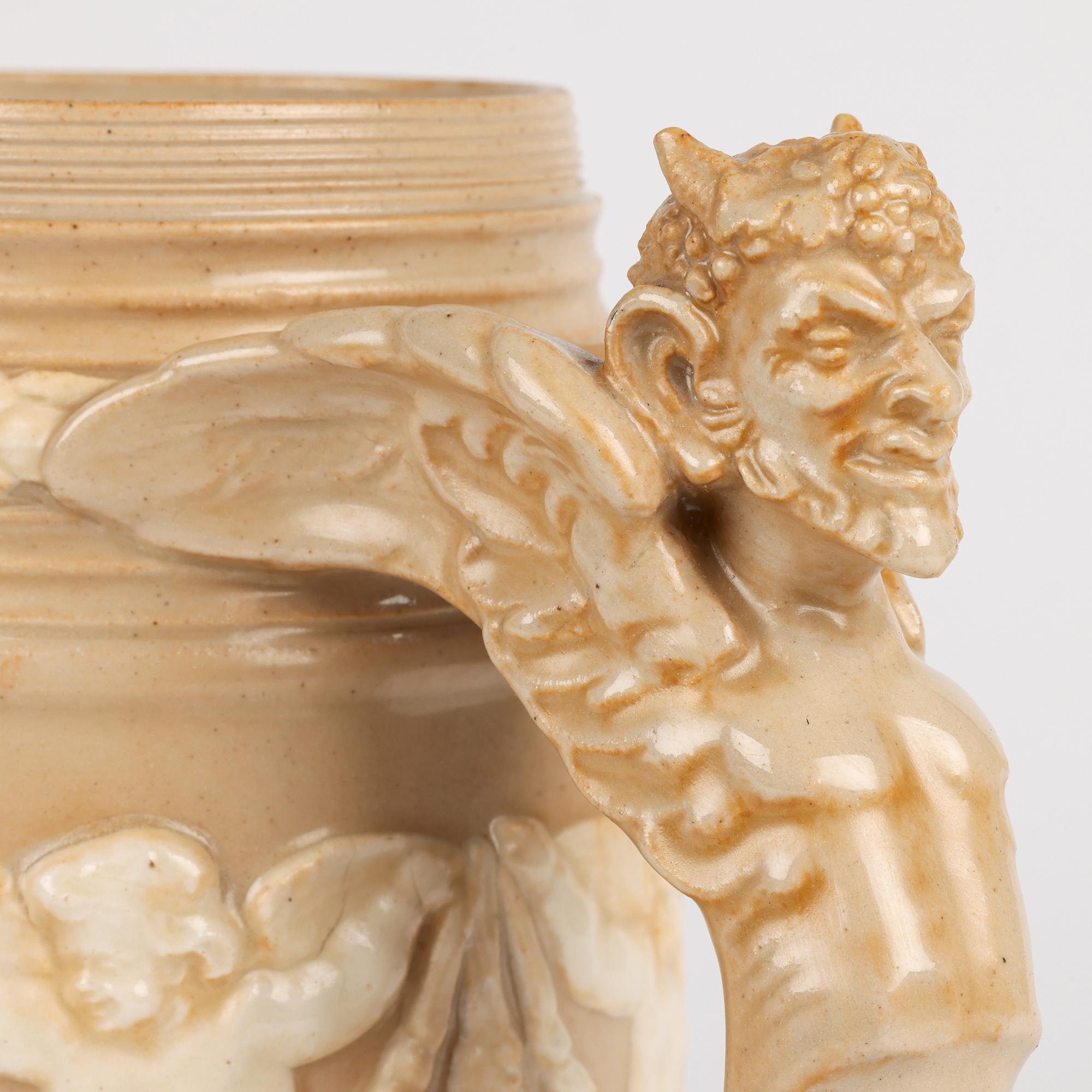 Jarra de gres con asa de sátiro alado Doulton Lambeth en venta 9