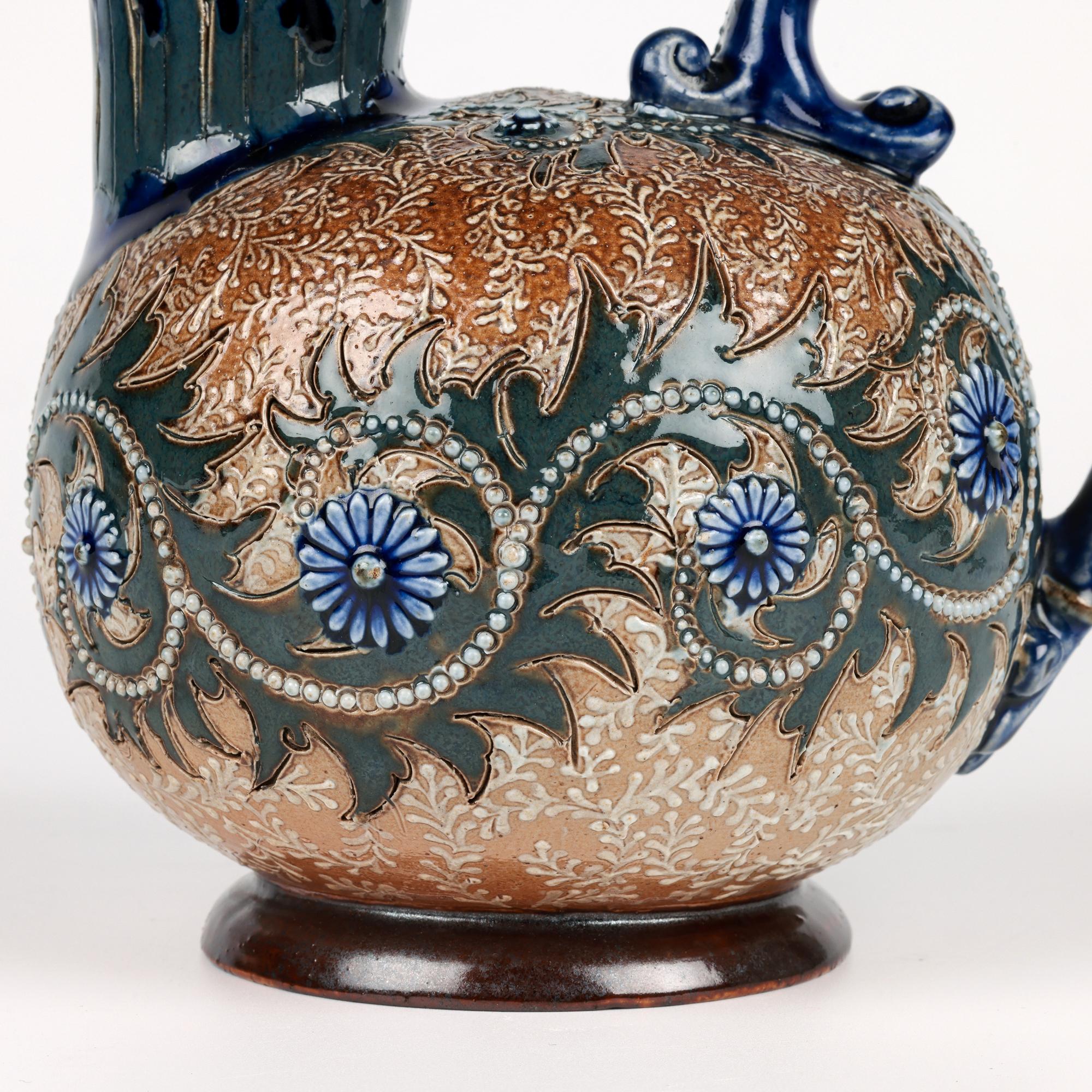 Una rara ed eccezionale brocca in ceramica d'arte Doulton Lambeth dell'Aesthetic Movement in stile zoomorfo, realizzata dalla famosa artista Eliza L. Hubert e datata 1879.  L'elegante brocca in gres a forma di uccello si erge su un piede rotondo con