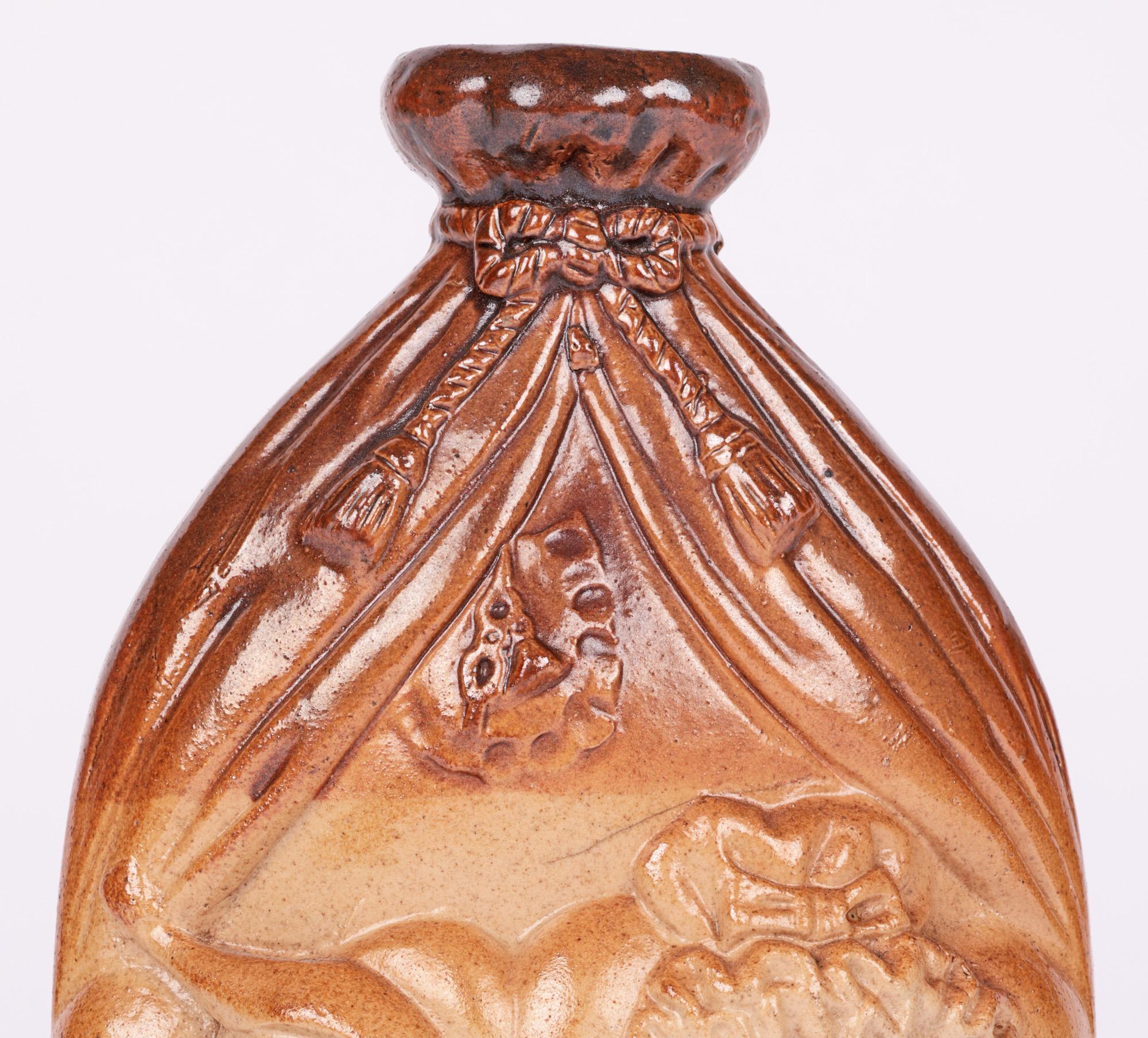 Milieu du XIXe siècle Flacon de Gin Flask Mr & Mrs Caudle émaillé au sel Doulton & Watts en vente