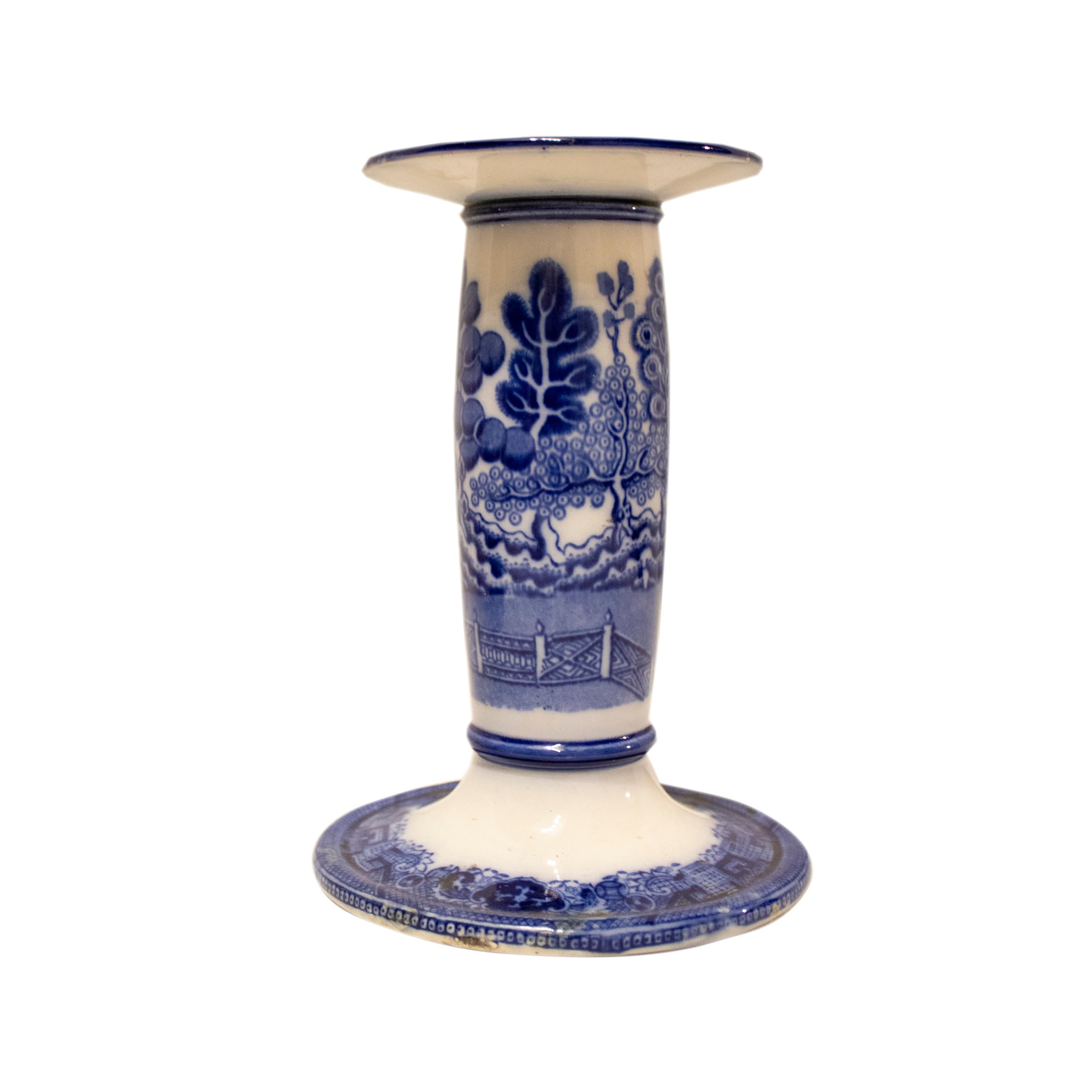 Candeliere inglese Willow di Dounton. Realizzato in porcellana e dipinto a mano in blu con motivi cinesi tratti dal racconto 