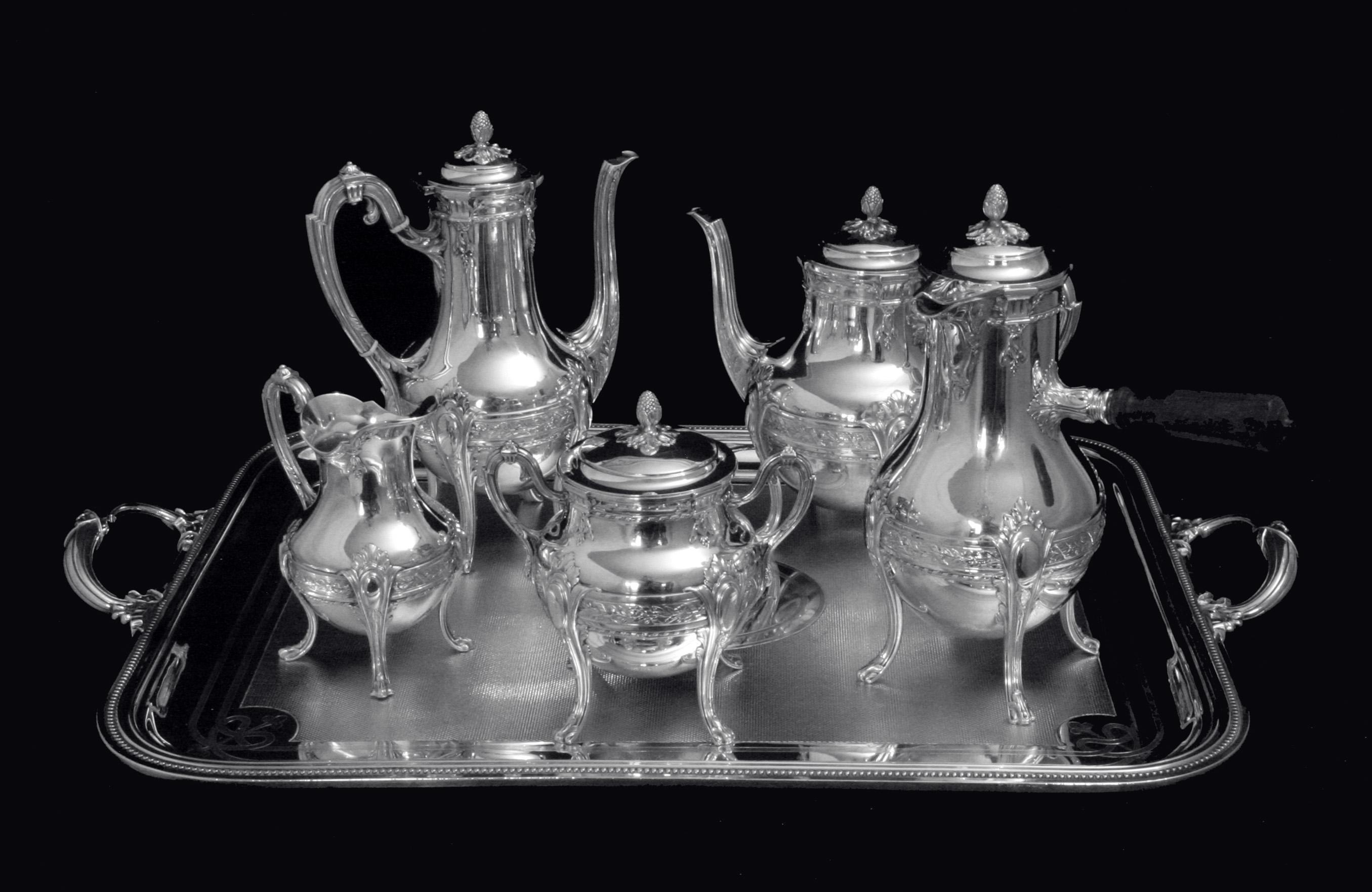 Direttamente da Parigi, uno splendido servizio da tè/caffè in argento massiccio Luigi XVI in condizioni quasi pari al nuovo, realizzato da due dei più importanti argentieri francesi, Claude Doutre Roussel, e Christofle, argentieri dell'aristocrazia