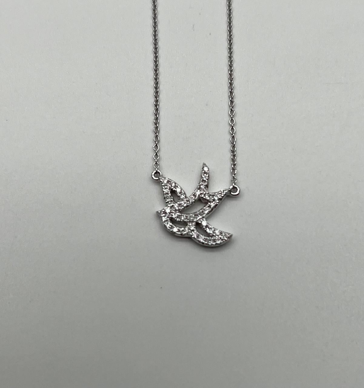Cet élégant collier pendentif est orné d'un délicat motif d'oiseau incrusté de diamants blancs étincelants. Le design complexe est serti dans de l'or blanc 18 carats lustré, mettant en valeur l'éclat des pierres. Poids total des diamants - 0,3