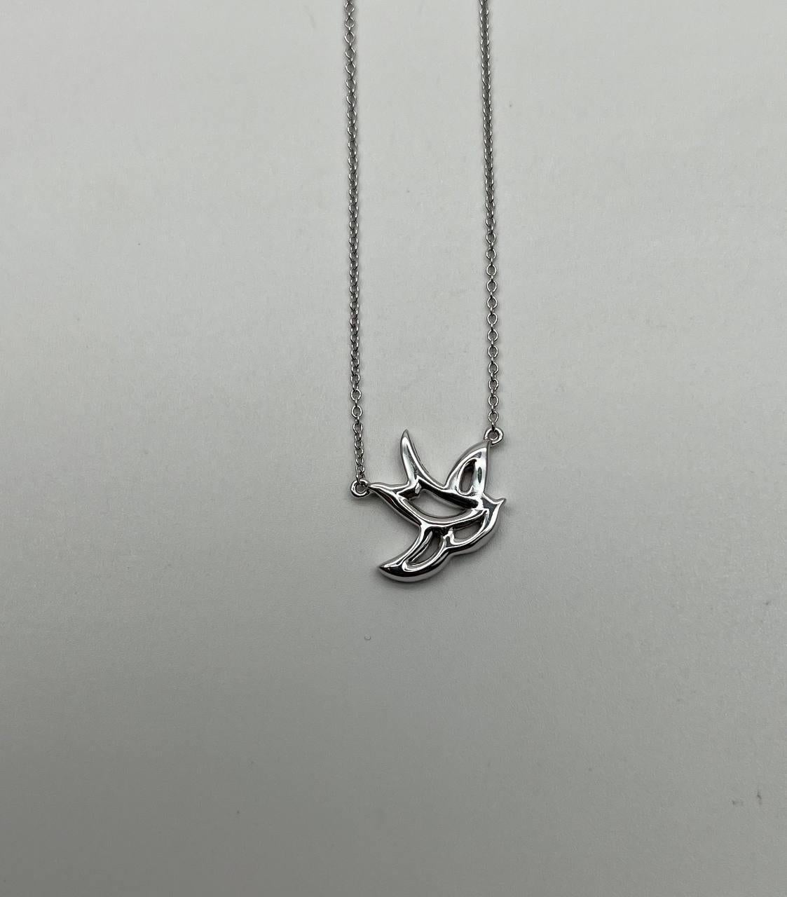 Taille mixte Collier pendentif en or blanc 18 carats serti d'un halo de diamants avec symbole d'espoir oiseau colombe en vente