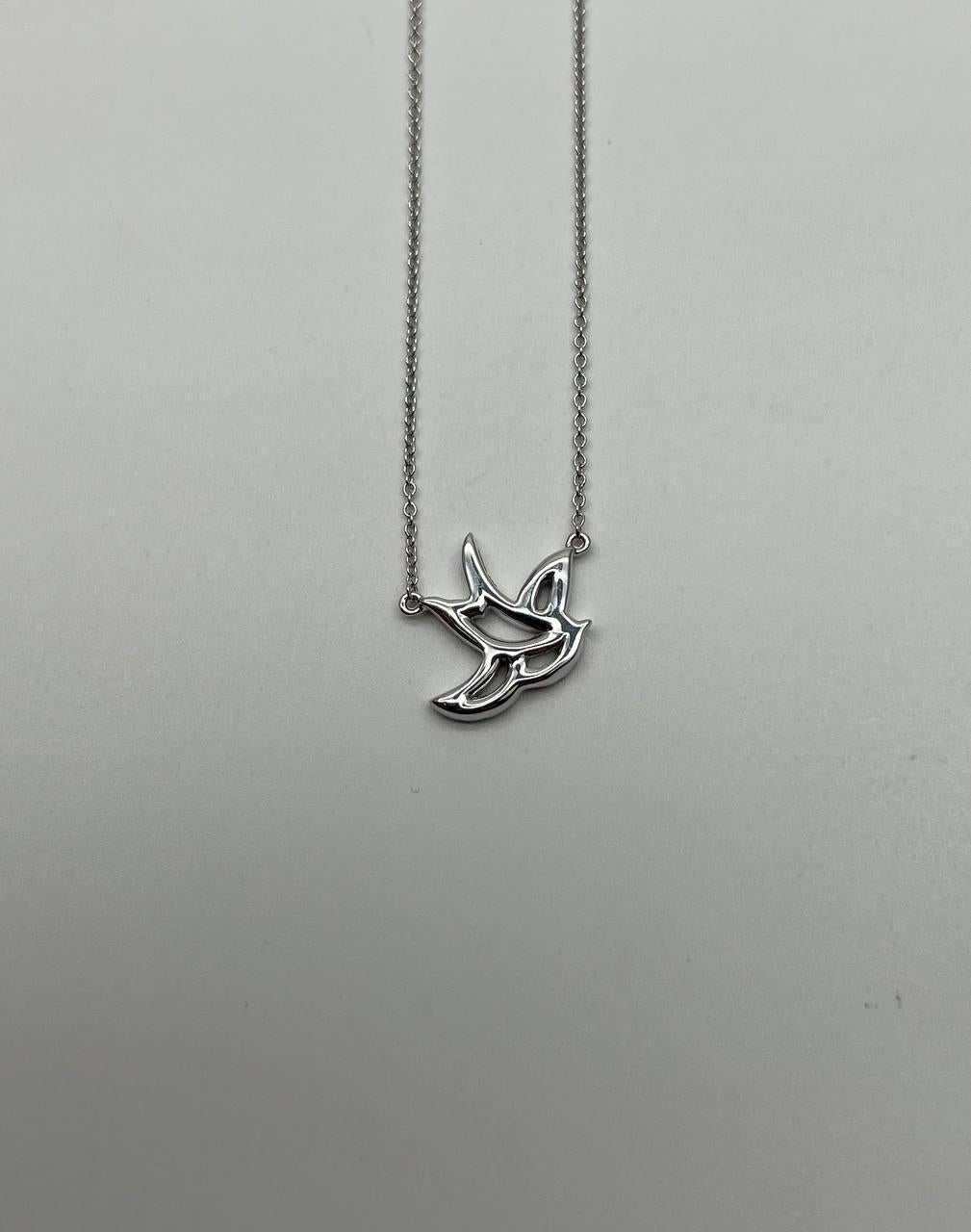 Collier pendentif en or blanc 18 carats serti d'un halo de diamants avec symbole d'espoir oiseau colombe Neuf - En vente à Oakton, VA