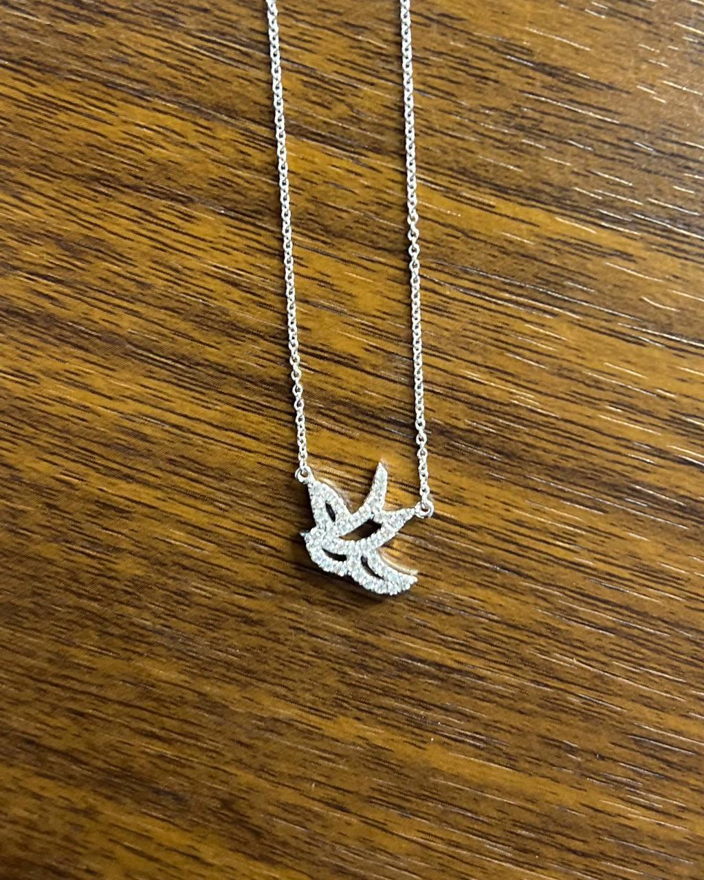 Collier pendentif en or blanc 18 carats serti d'un halo de diamants avec symbole d'espoir oiseau colombe Pour femmes en vente
