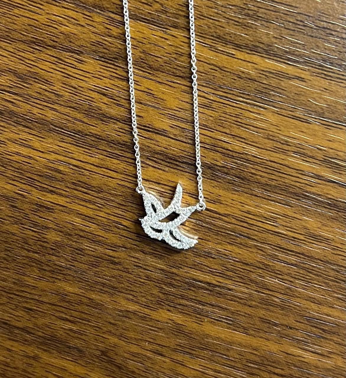 Collier pendentif en or blanc 18 carats serti d'un halo de diamants avec symbole d'espoir oiseau colombe en vente 1