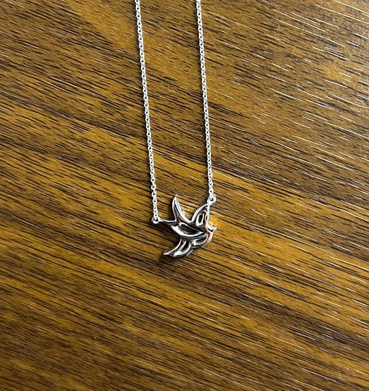 Collier pendentif en or blanc 18 carats serti d'un halo de diamants avec symbole d'espoir oiseau colombe en vente 2