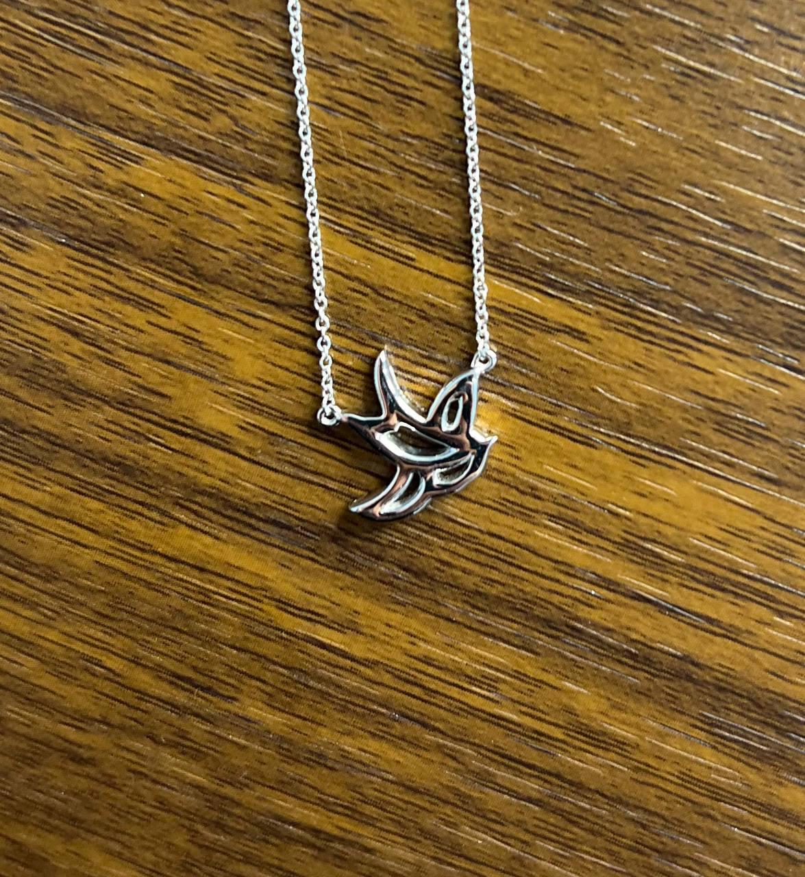 Collier pendentif en or blanc 18 carats serti d'un halo de diamants avec symbole d'espoir oiseau colombe en vente 3