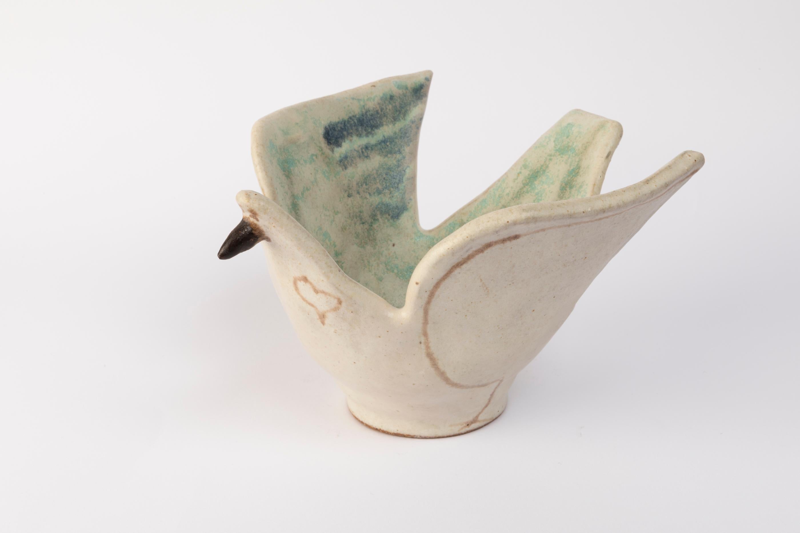 Glazed ceramic bowl, in a dove shape
Signed, Gambone under the base
Italy, circa 1970

Dimensions : 
Height 11 cm (4.3 in.)
Width 20 cm (7.87 in.)
Depth 16.5 cm (6.3 in.). 
   