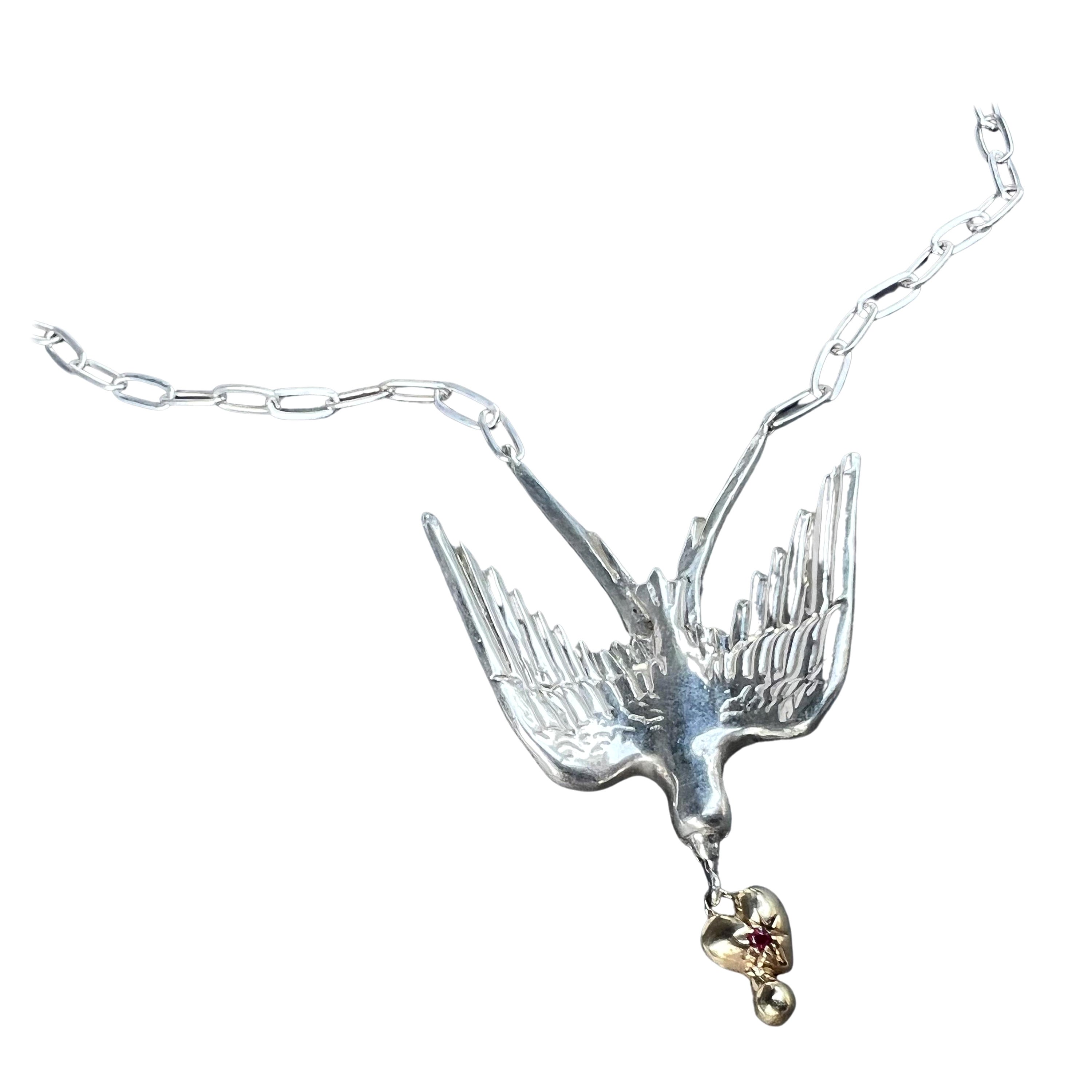 Tierschmuck Gold Herz Taube Halskette Silber Kette Rubin Viktorianischer Stil J DAUPHIN

Die Taube und das Herz symbolisieren zusammen Liebe, Hoffnung und Verheißung, aber die Taube steht auch für tiefsten Frieden. Sie beruhigt unsere besorgten oder
