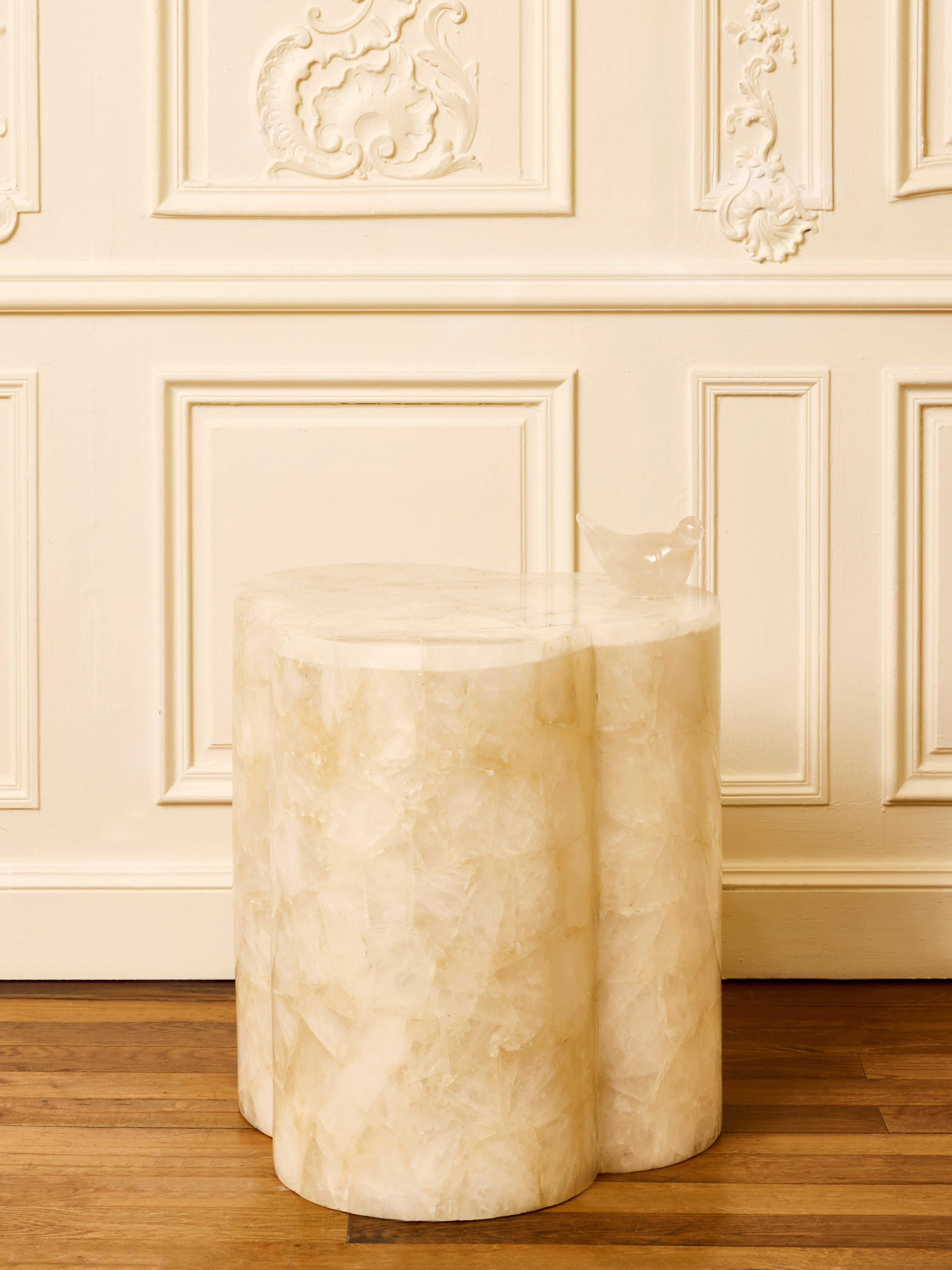 Sublime pedestal en forma de trébol con una Paloma encima en cristal de roca esculpido.
Creación de Studio Glustin.
Francia, 2025.

Consultar disponibilidad 