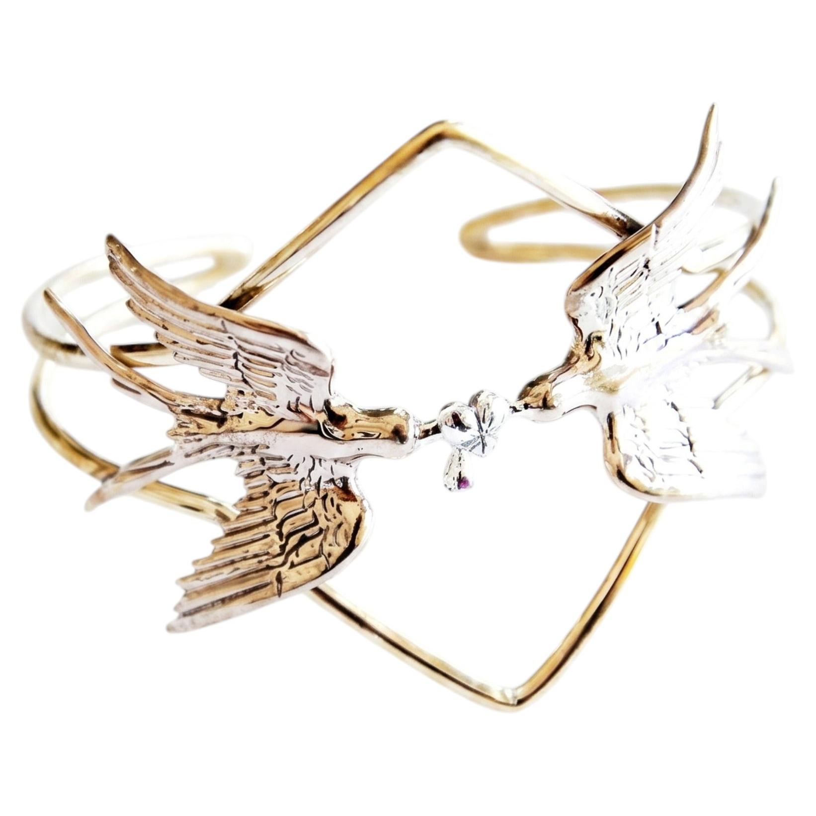 Pulsera esculpida Dove Cuff con corazón de rubí, en oro y plata, con motivo de golondrina en venta