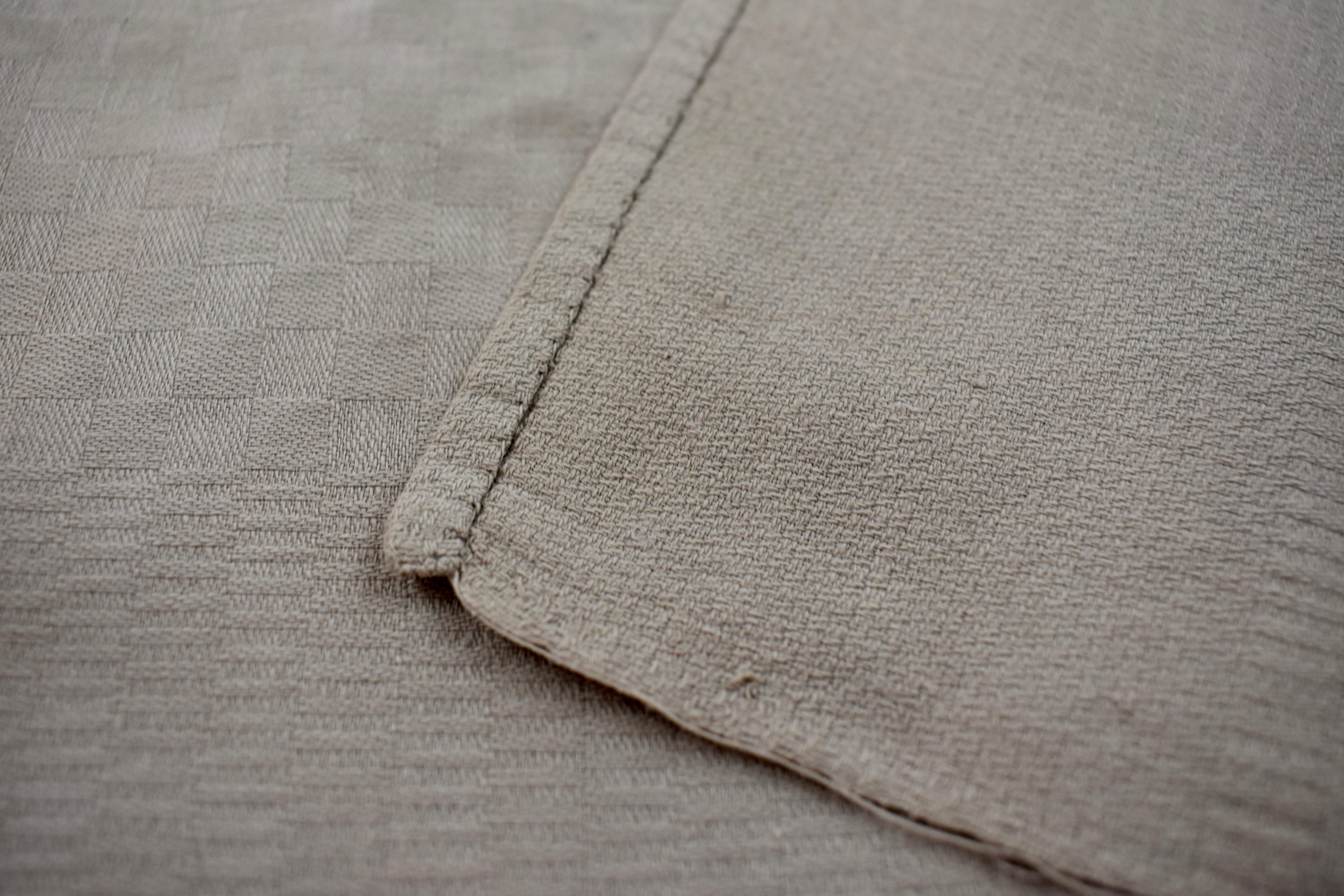 Servilletas de Comedor Provenzales Francesas Bordadas a Mano en Damasco de Lino Gris Paloma, Set/Seis en venta 1