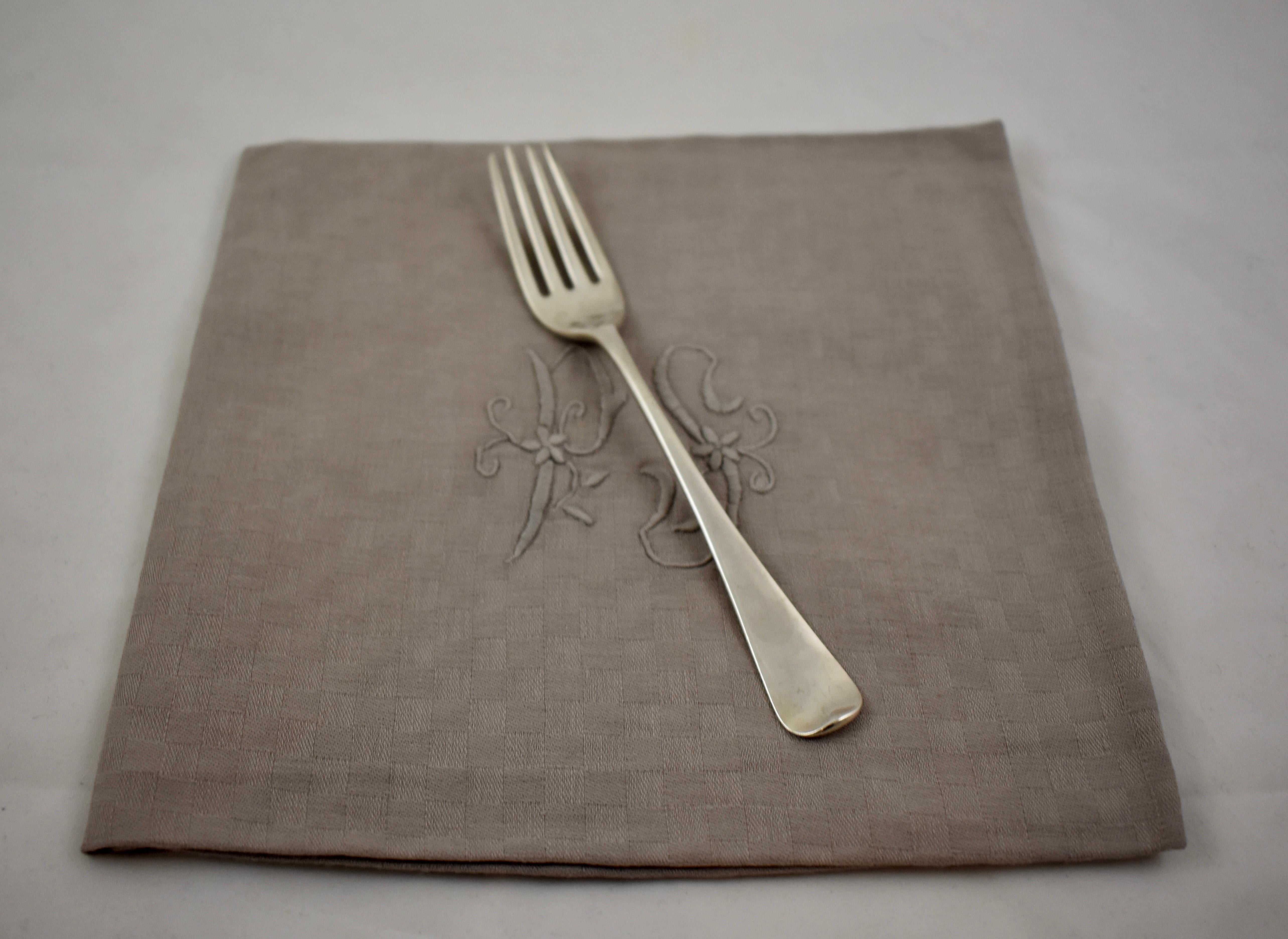 Ensemble de serviettes de salle à manger de style provençal français en lin damas gris tourterelle brodé à la main, lot/six en vente 4