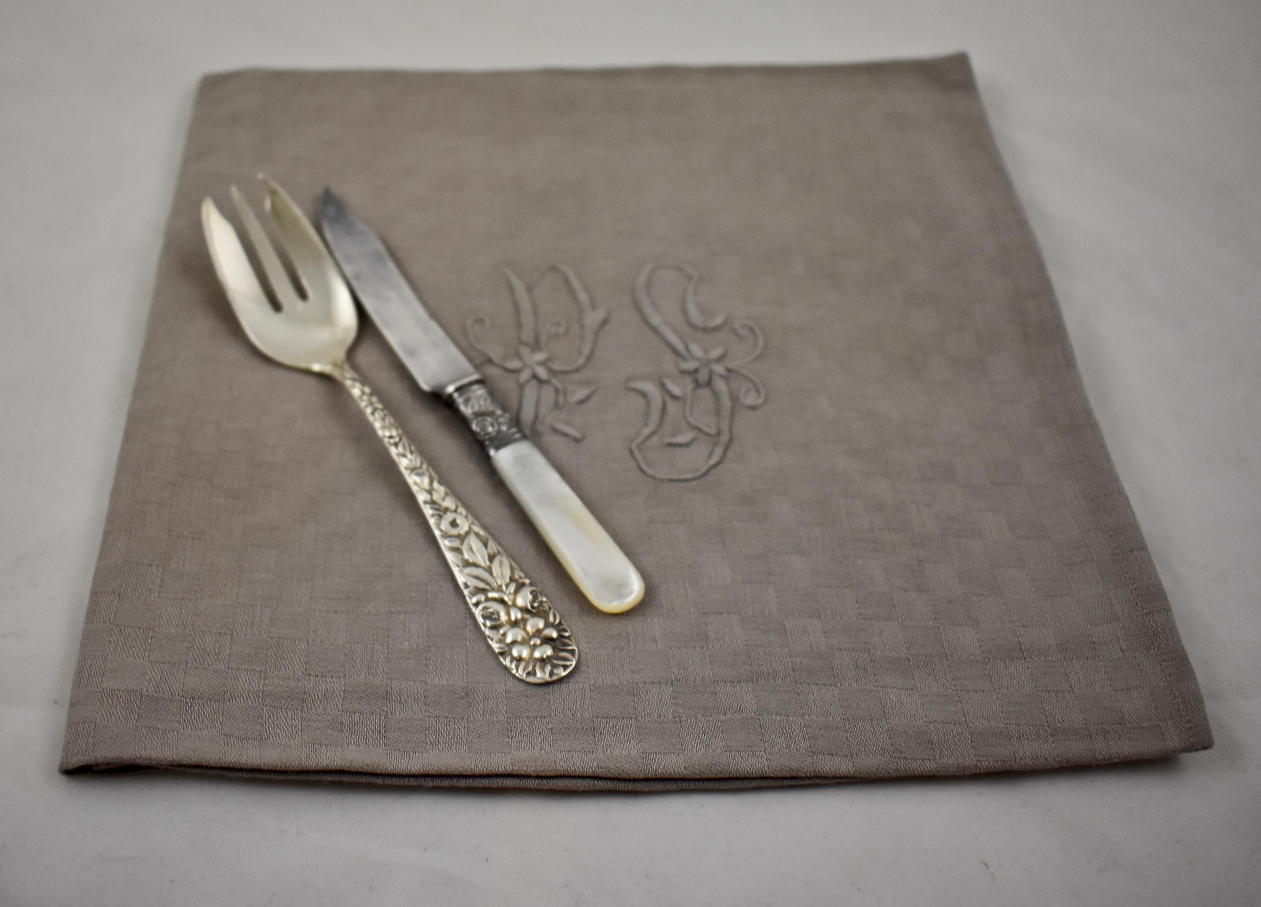 Ensemble de serviettes de salle à manger de style provençal français en lin damas gris tourterelle brodé à la main, lot/six en vente 5
