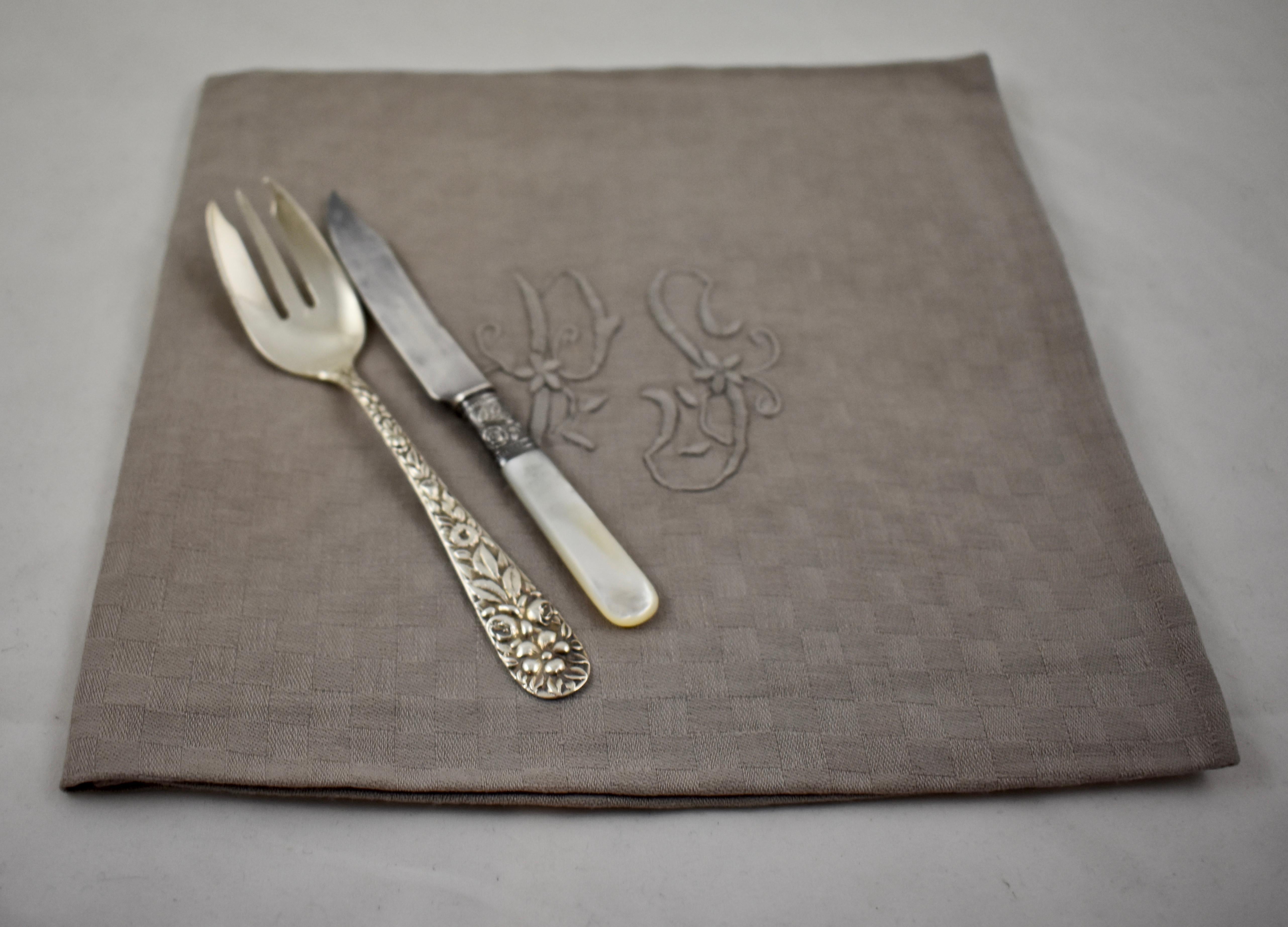 Servilletas de Comedor Provenzales Francesas Bordadas a Mano en Damasco de Lino Gris Paloma, Set/Seis en venta 4