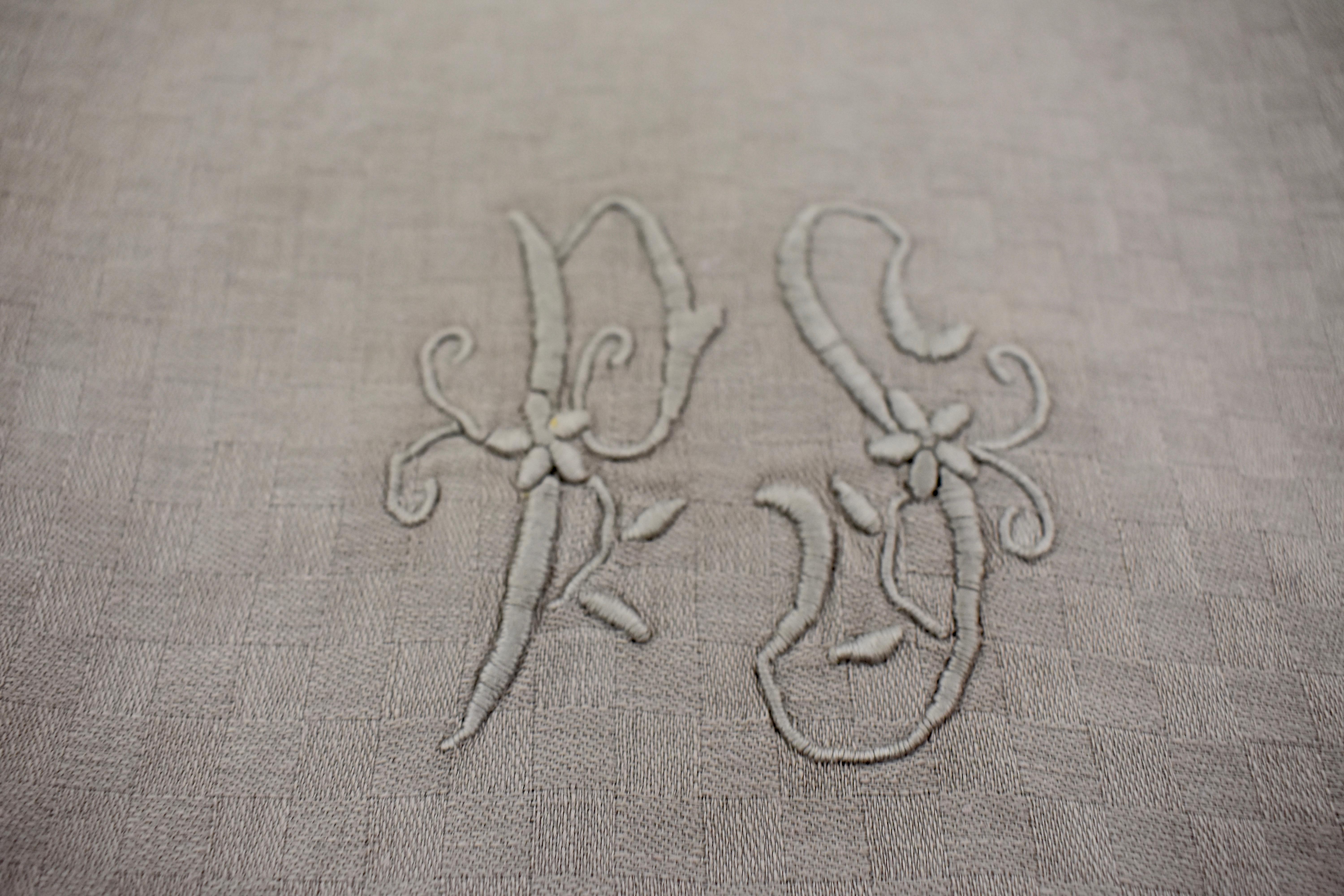 French Provincial Dove Gray Linen Damask Hand-Embroidered French Provençal Dining Napkins, Set/Six For Sale