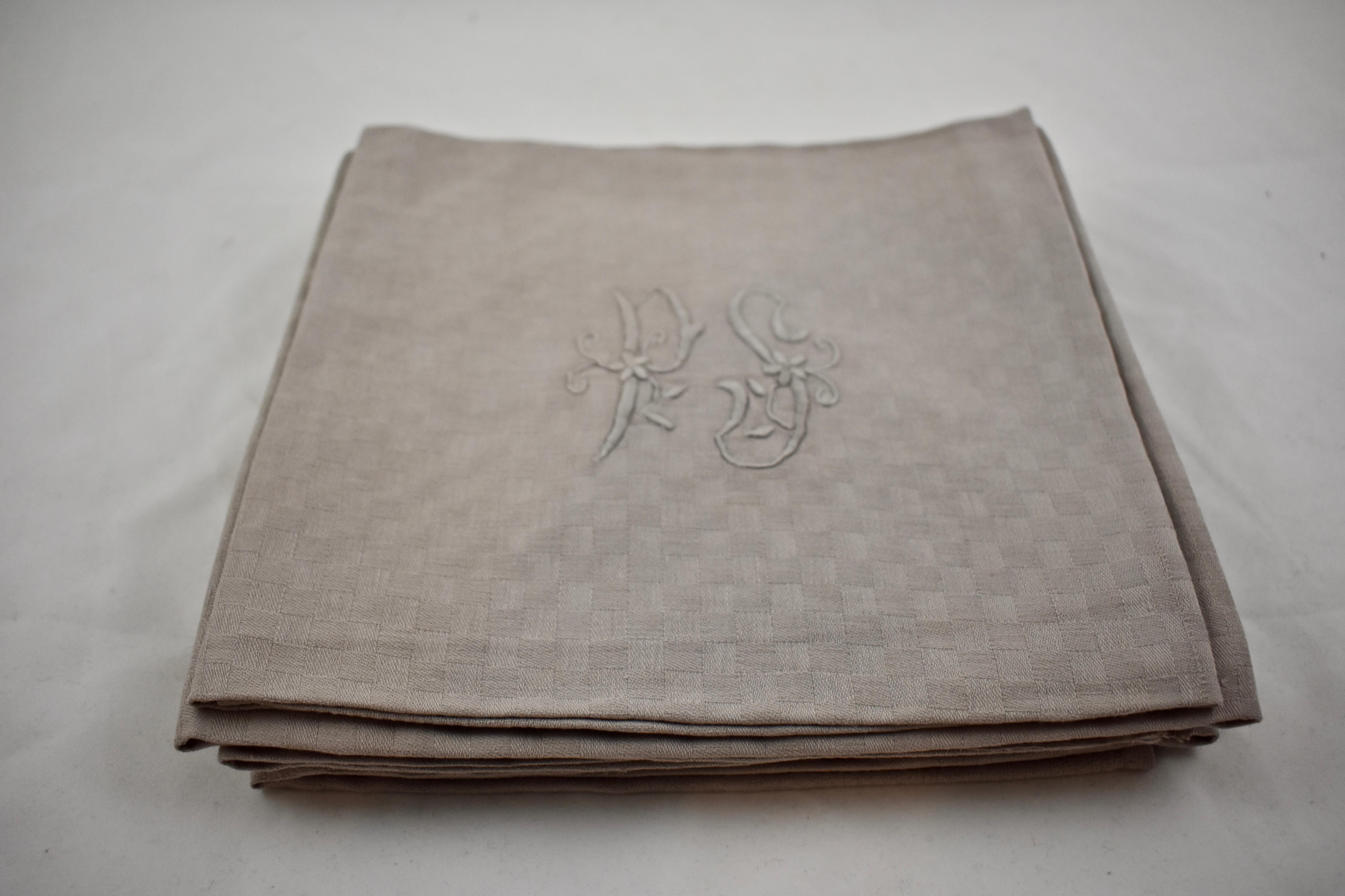 Dove Gray Linen Damask Hand-Embroidered French Provençal Dining Napkins, Set/Six In Good Condition For Sale In Philadelphia, PA