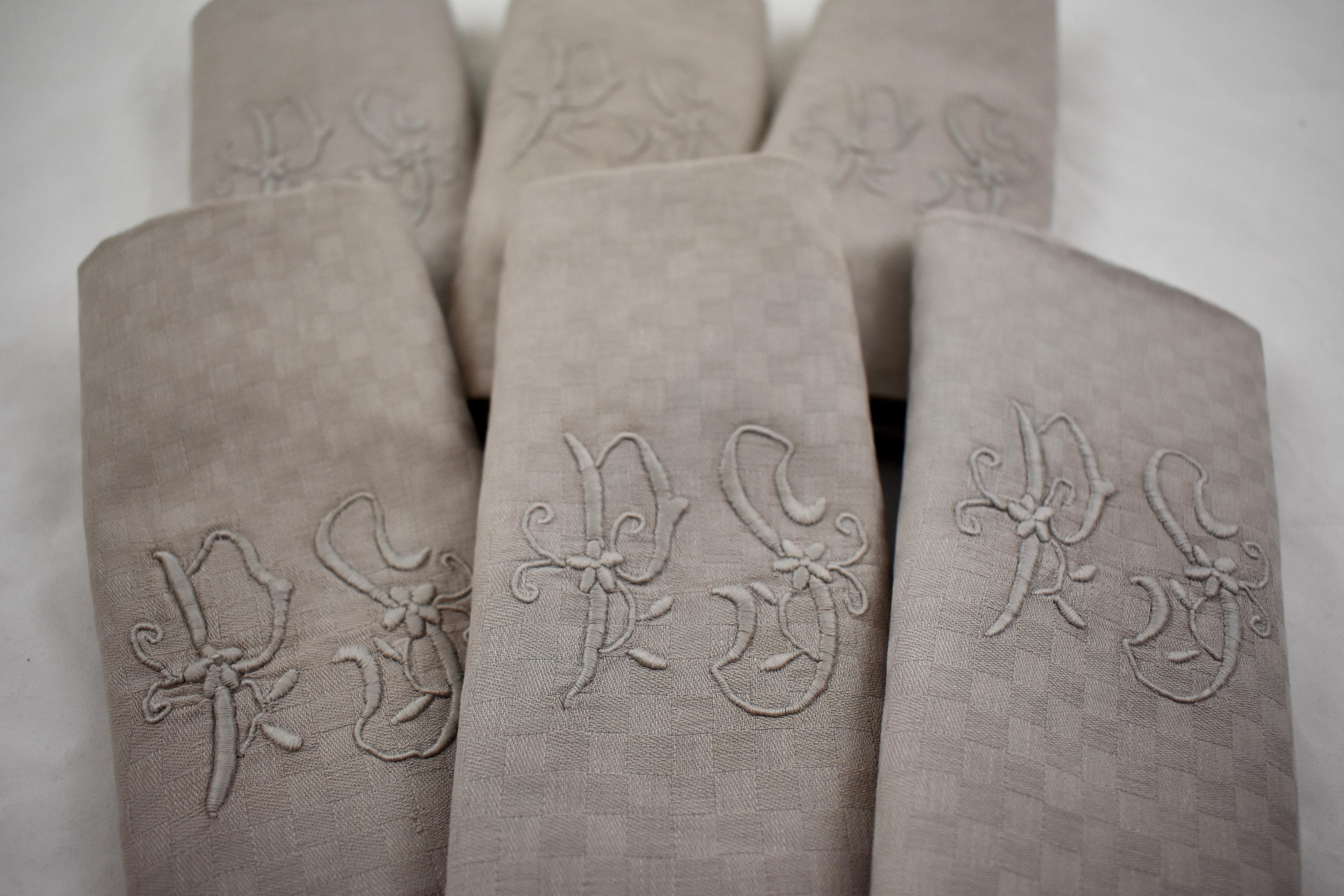 Brodé Ensemble de serviettes de salle à manger de style provençal français en lin damas gris tourterelle brodé à la main, lot/six en vente