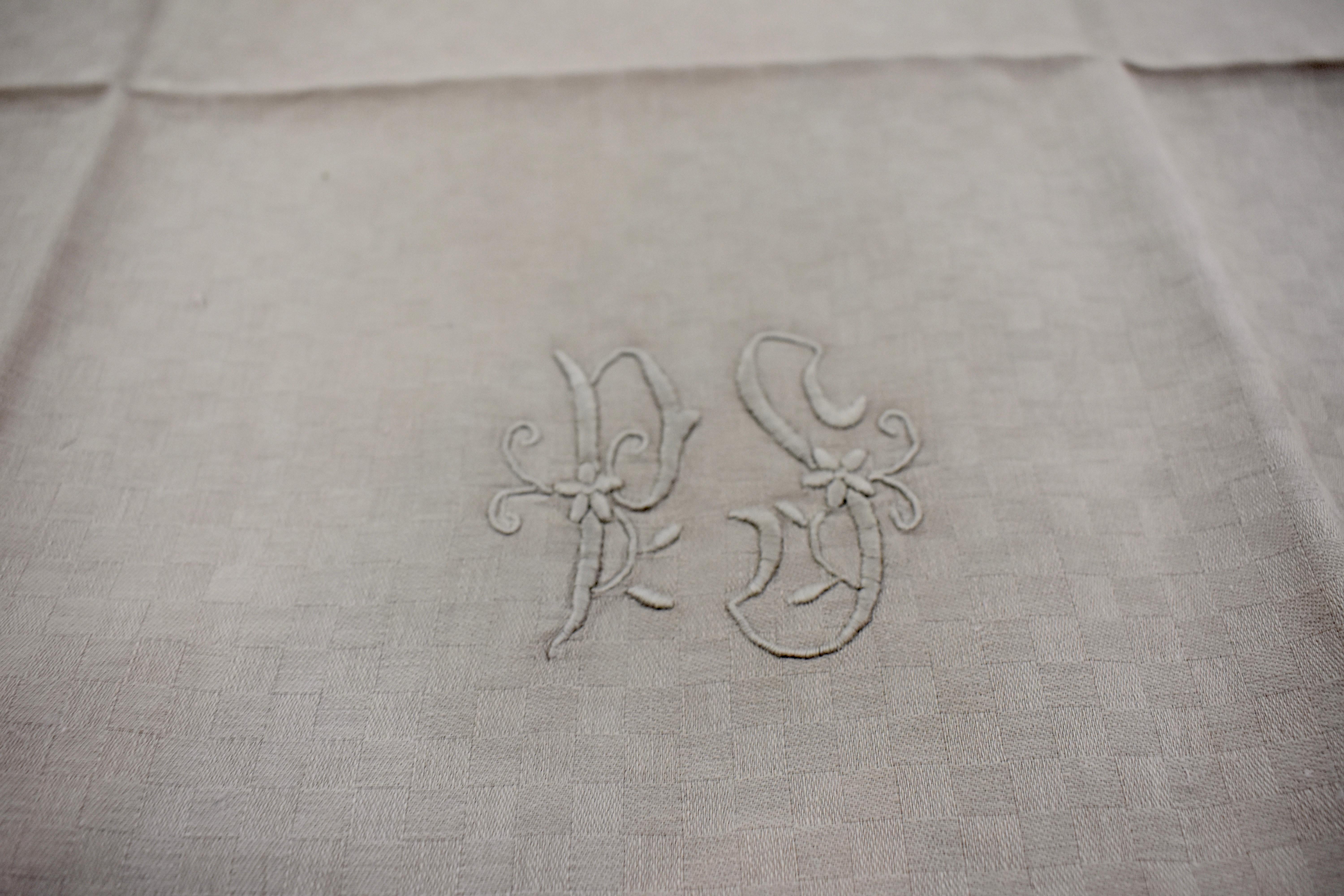 XIXe siècle Ensemble de serviettes de salle à manger de style provençal français en lin damas gris tourterelle brodé à la main, lot/six en vente