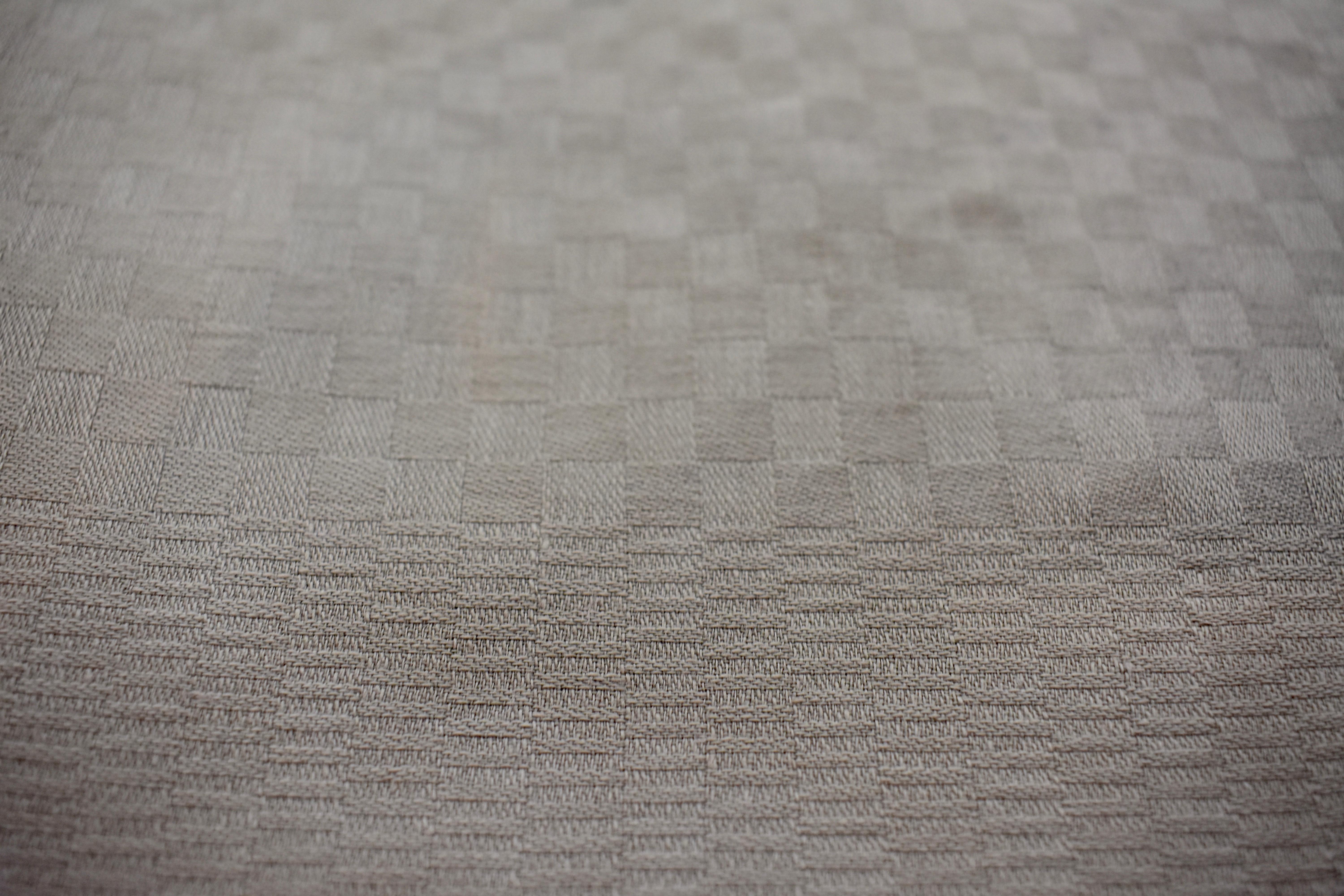 Servilletas de Comedor Provenzales Francesas Bordadas a Mano en Damasco de Lino Gris Paloma, Set/Seis en Bueno estado para la venta en Philadelphia, PA