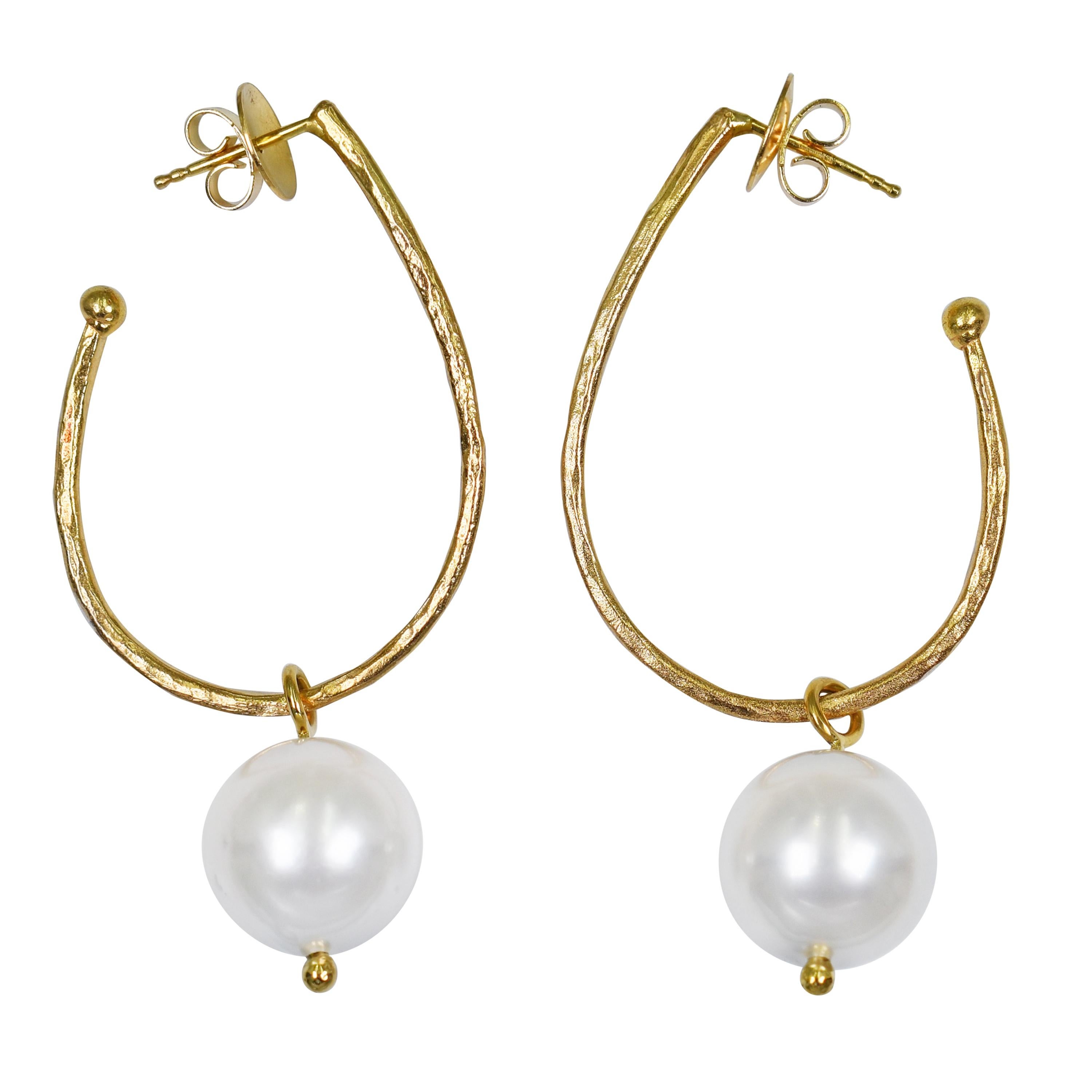 Dove Gray Pearl Charm Hammered 18 Karat Gold Stud Hoop Earrings For Sale