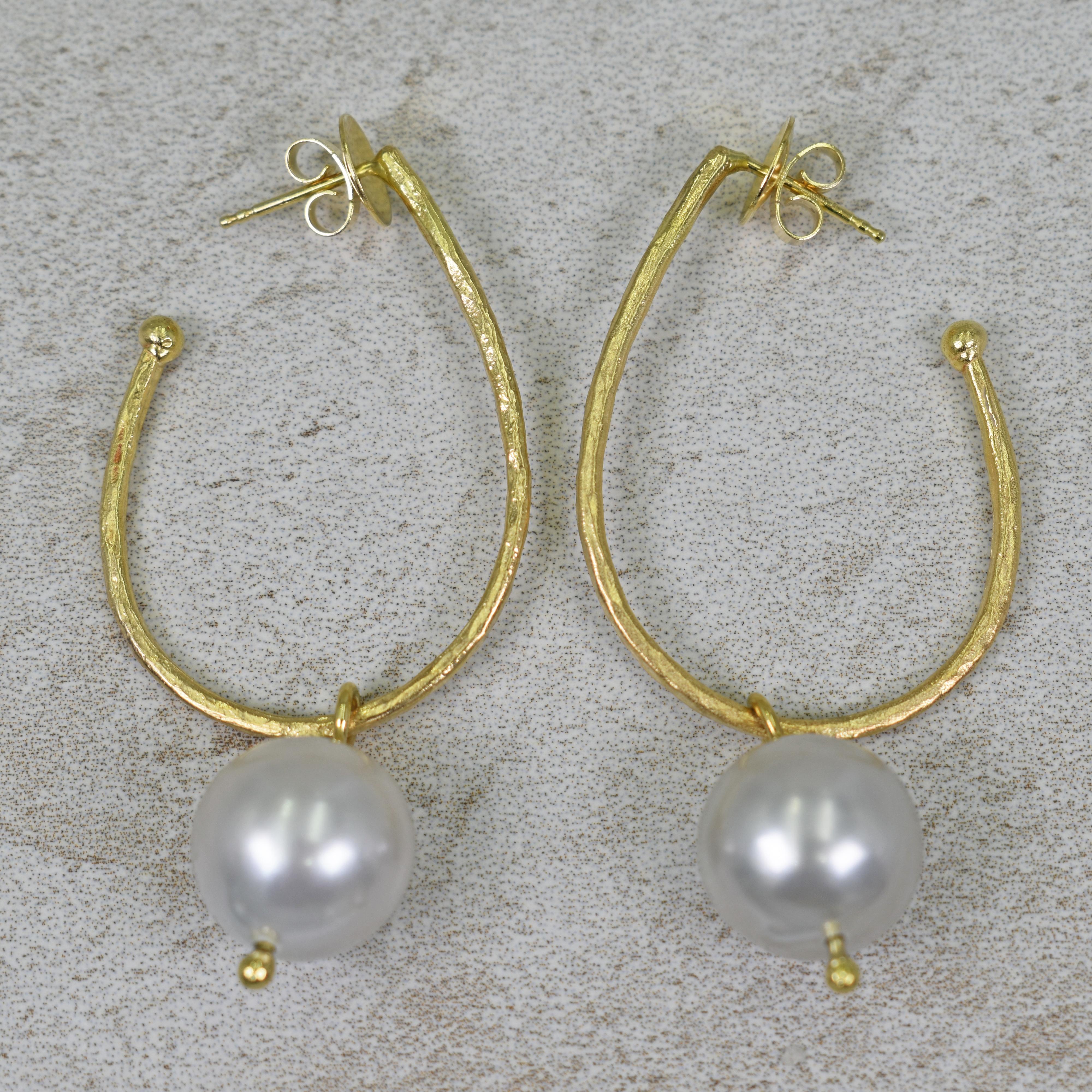 Contemporary Dove Gray Pearl Charm Hammered 18 Karat Gold Stud Hoop Earrings For Sale