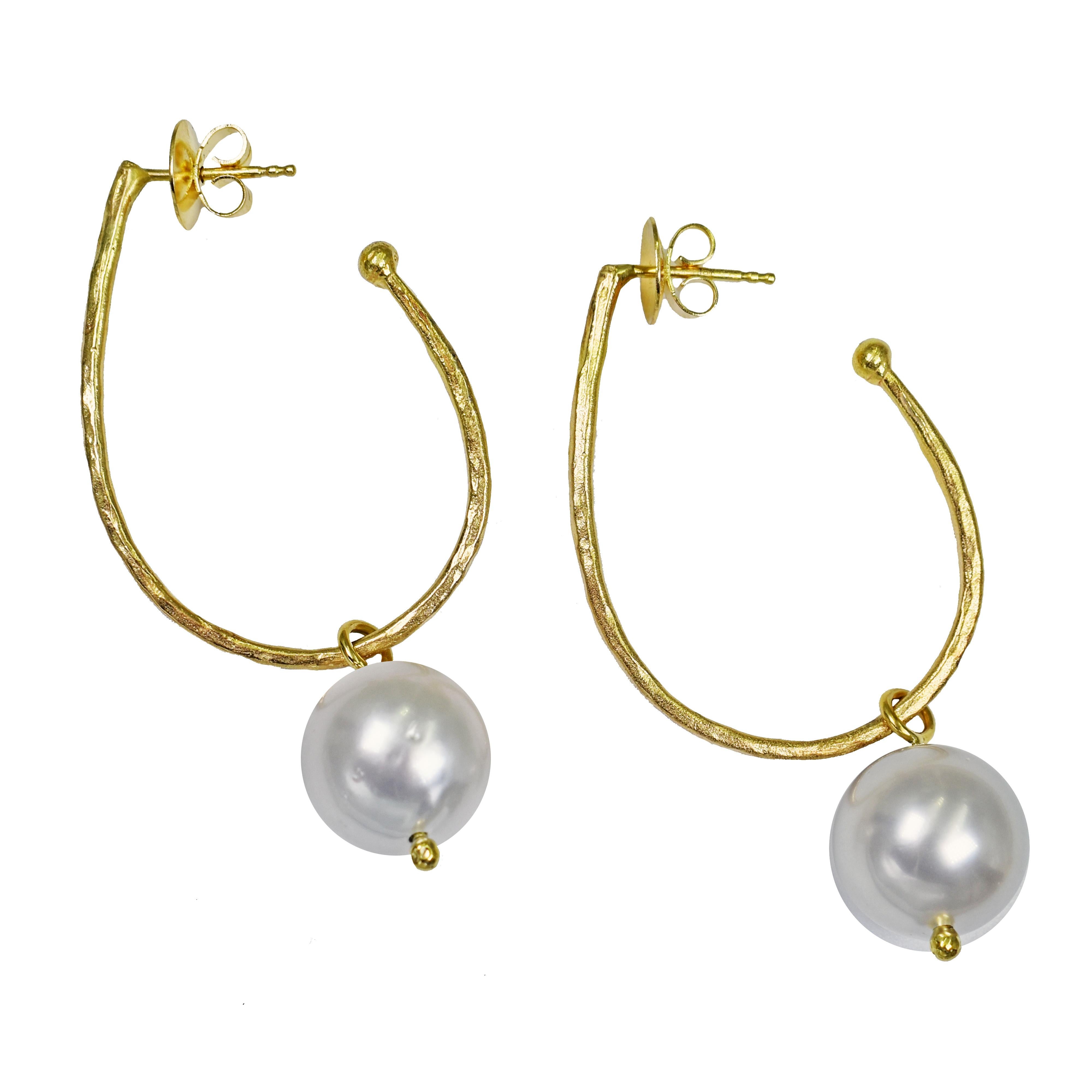 Dove Gray Pearl Charm Hammered 18 Karat Gold Stud Hoop Earrings In New Condition For Sale In Naples, FL