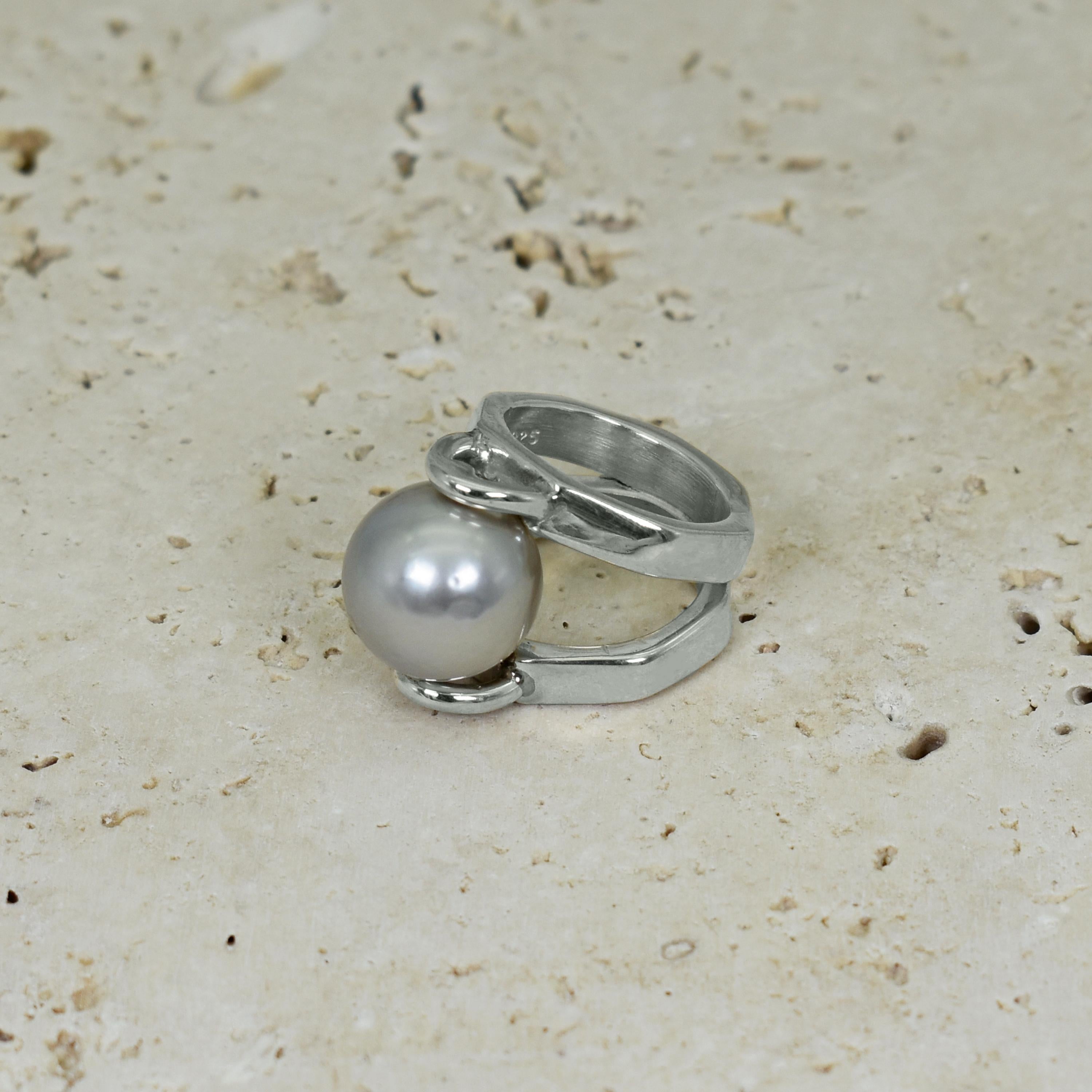 Perle gris tourterelle de 14 mm sertie dans une bague de cocktail en argent sterling de forme octogonale à tige fendue. La bague est de taille 5.75. Bague unique et contemporaine avec une magnifique perle grise.