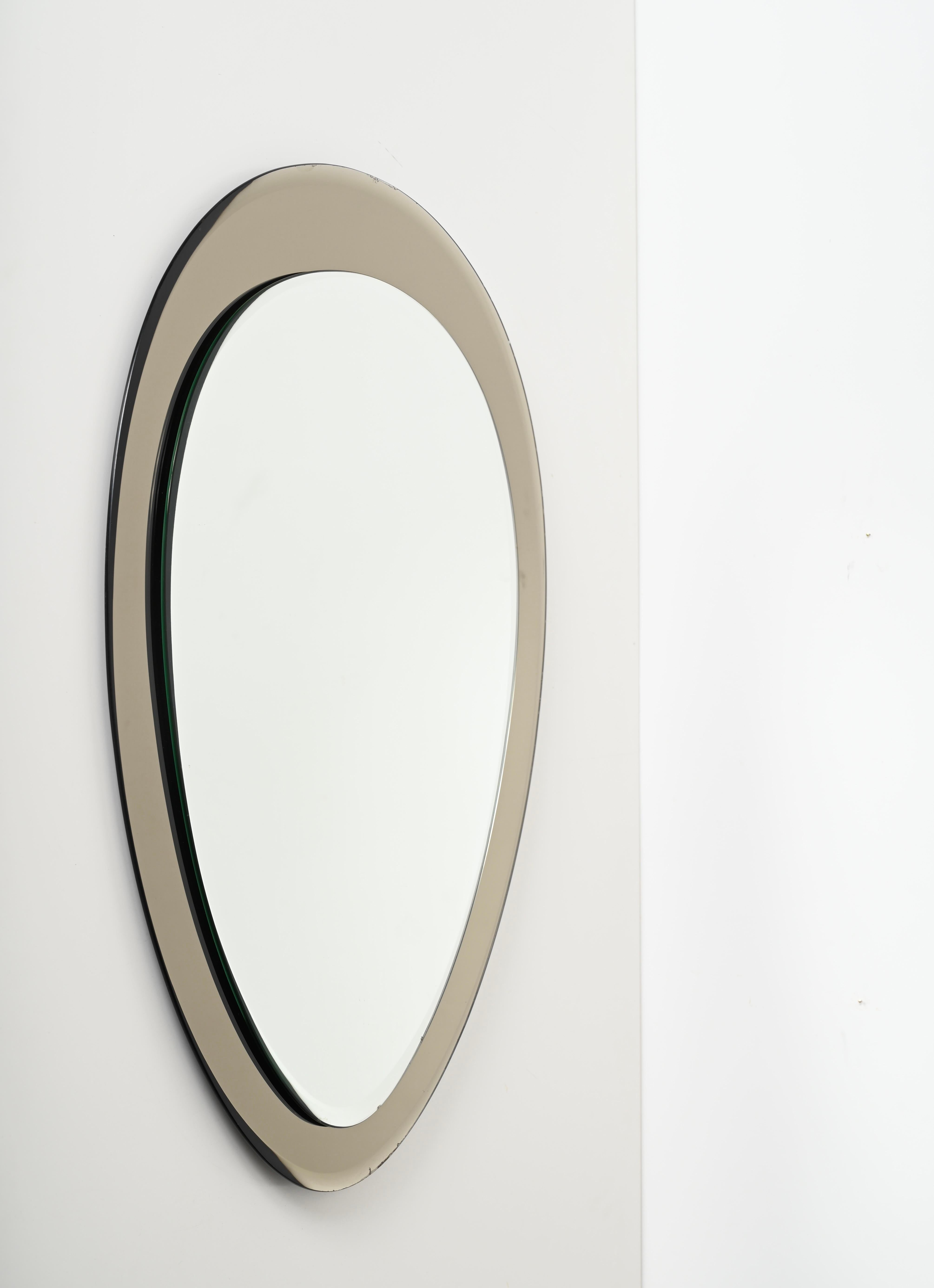 Stunning oval double beveled mirror with fabulous dove grey mirror frame and a central beveled mirror. This incredibly elegant and unique mirror was produced by Cristal Arte in Italy during the 1950s.

The quality of the glasses on this mirror is