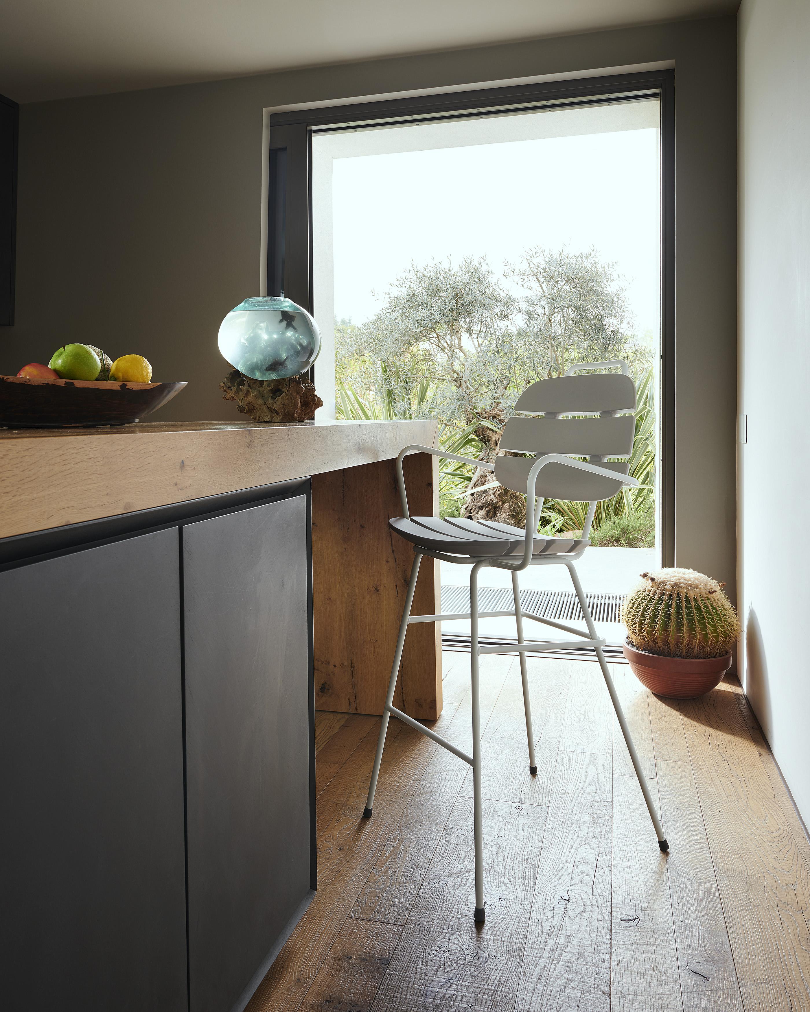 Taubengrauer Rippenhocker Up High Hocker von OTTO Studio (Postmoderne) im Angebot