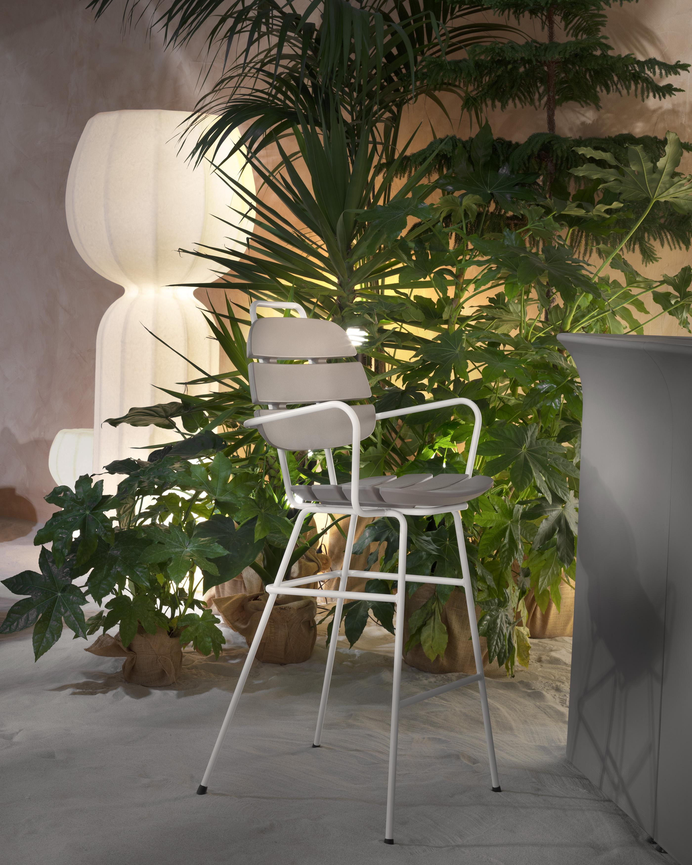 Taubengrauer Rippenhocker Up High Hocker von OTTO Studio (Italienisch) im Angebot