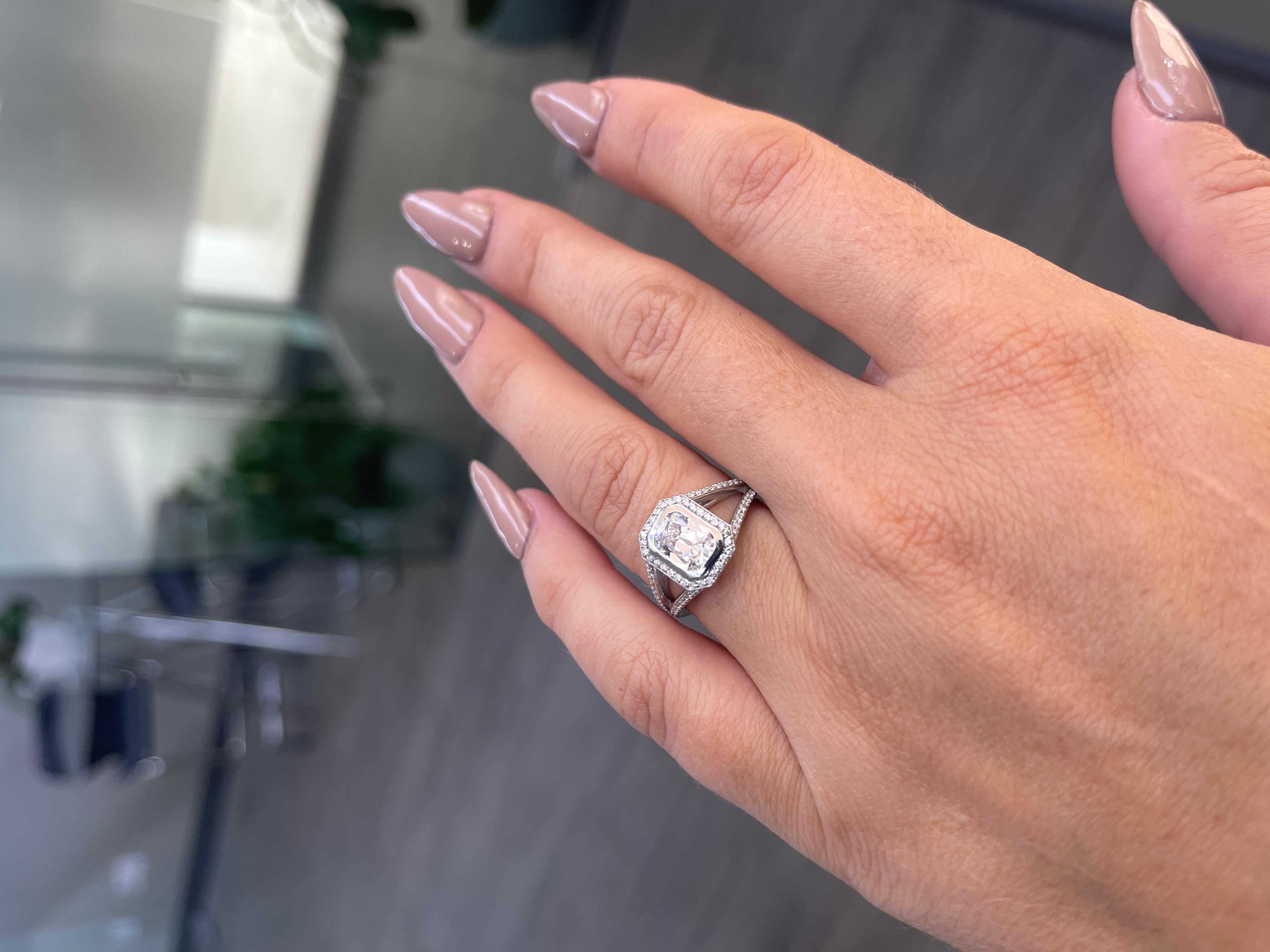 Dover Jewelry D-VS1 Verlobungsring aus geteiltem Platin mit GIA-Diamantpavé im Zustand „Hervorragend“ im Angebot in Miami, FL