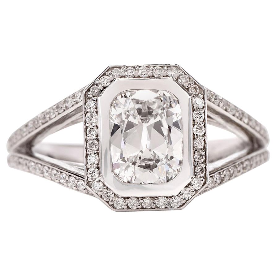 Dover Jewelry D-VS1 GIA Anello di fidanzamento in platino con pave split di diamanti in vendita