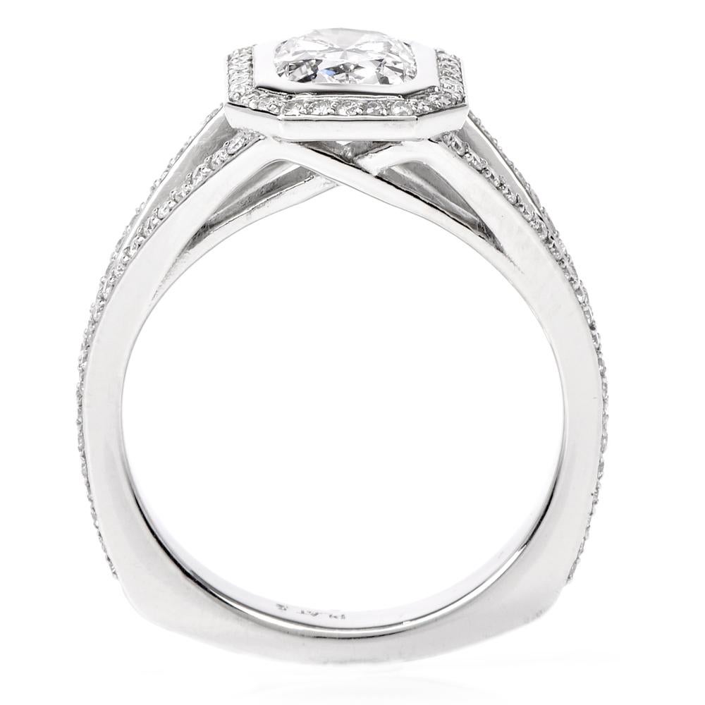 Dover Jewelry D-VS1 Verlobungsring aus geteiltem Platin mit GIA-Diamantpavé (Smaragdschliff) im Angebot