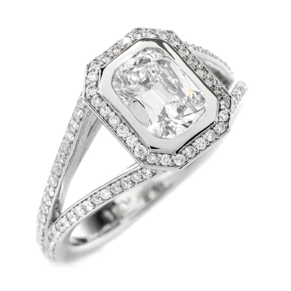 Dover Jewelry Bague de fiançailles en platine fendue avec pavé de diamants D-VS1 GIA Unisexe en vente