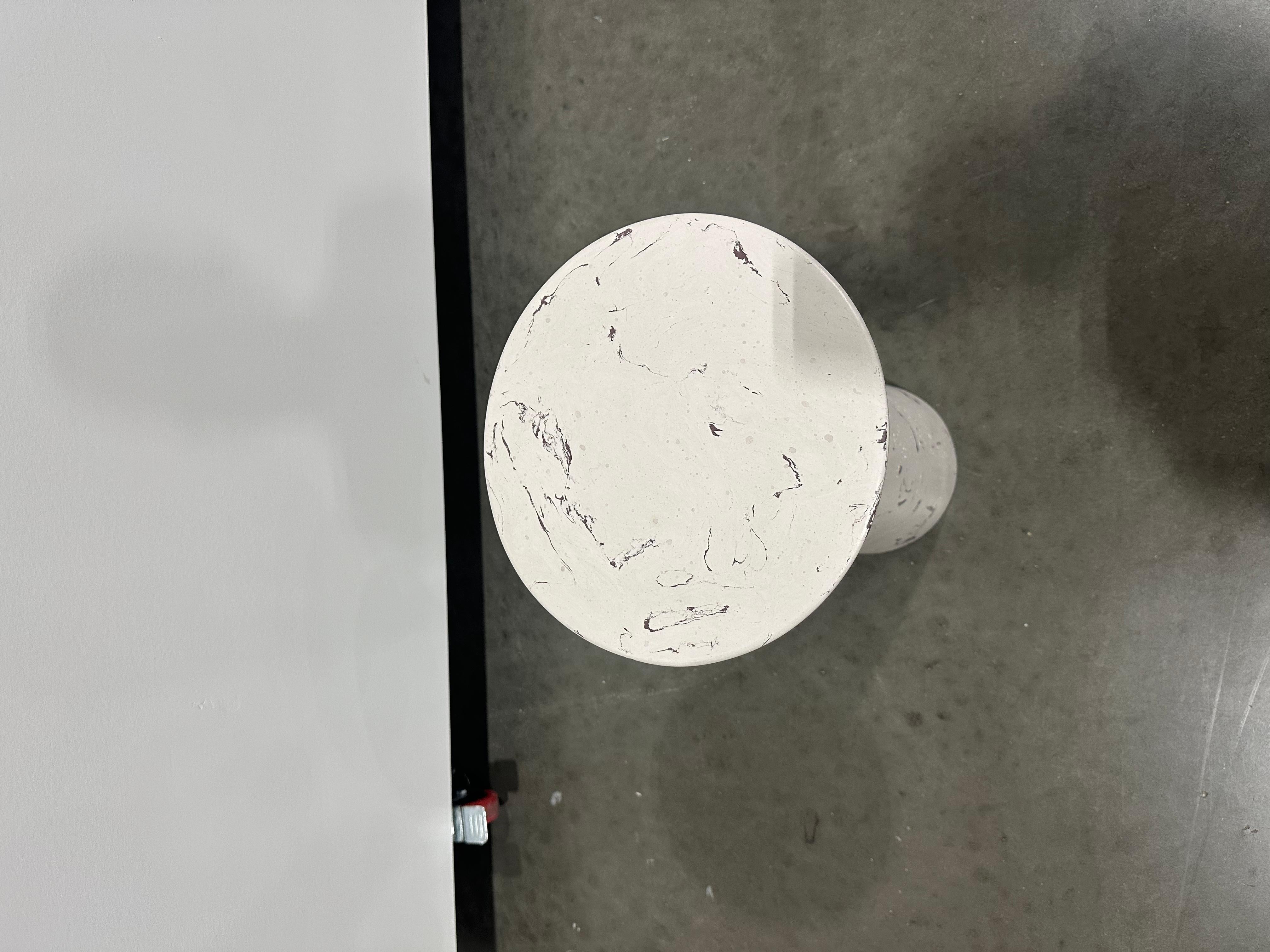 Jeder Tisch der Serie wird in Handarbeit mit der jahrhundertealten Technik der Scagliola hergestellt, die aus einer marmorierten Gussmasse aus zementartigem Gips und Pigmenten besteht. Die Tische sind sowohl einzeln als auch in der Gruppe einsetzbar